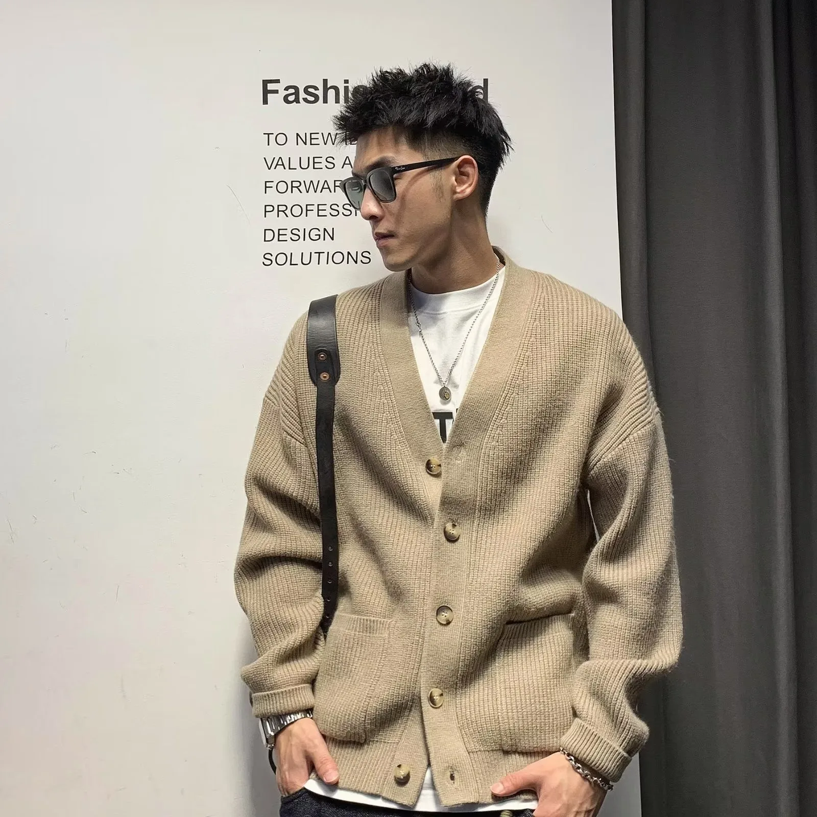 

Американский ретро-кардиган: новый осенний тренд, мужской вязаный свитер свободного кроя с V-образным вырезом и длинными рукавами, открытый кардиган-свитер.