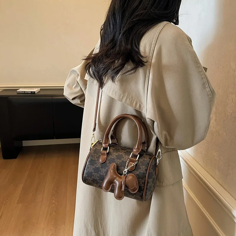 Сумка в геометрической рамке в стиле ар-деко с замысловатым гравированным замком. Эффектная деталь для изысканных вечеров и культурных прогулок.