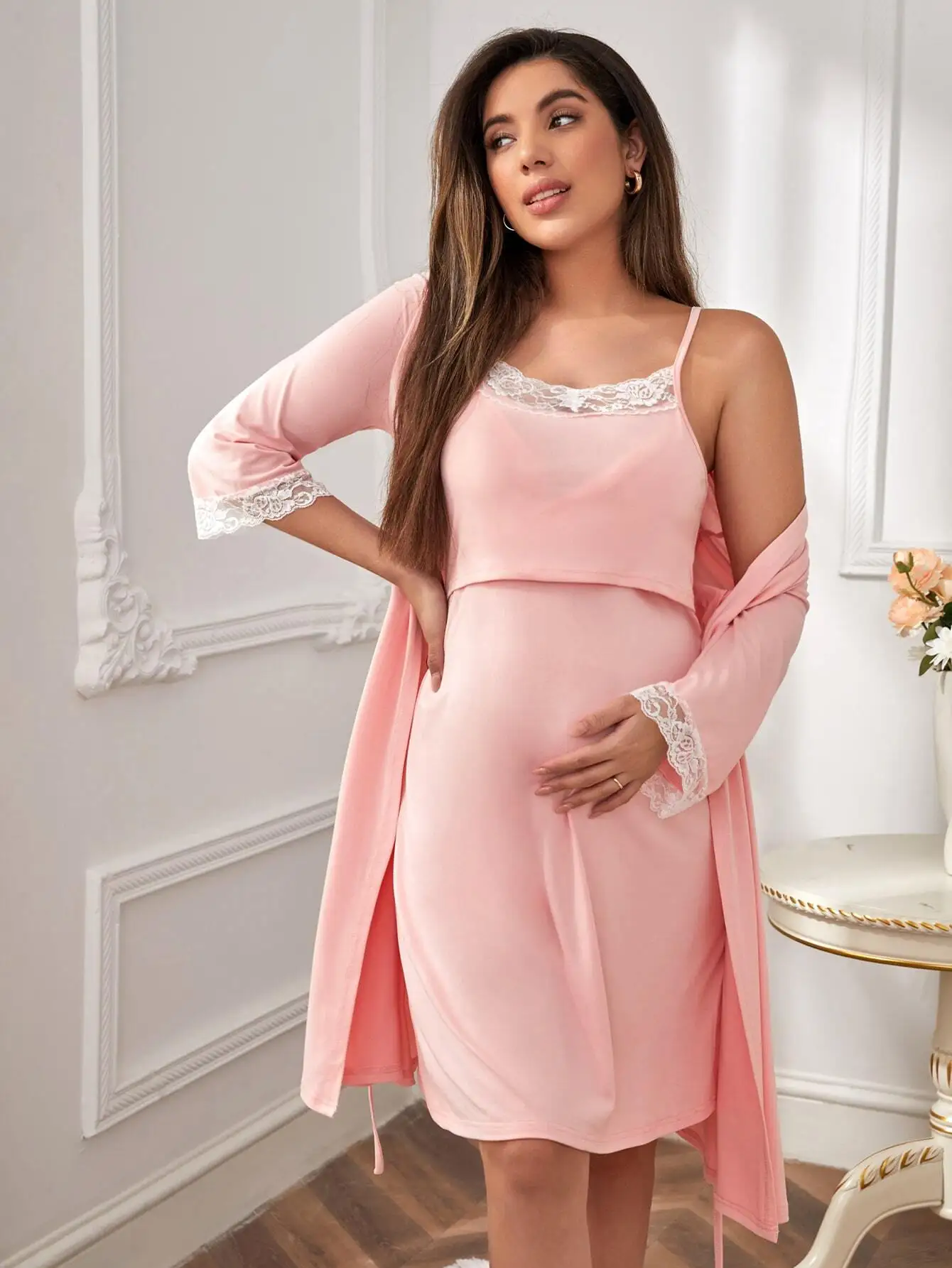 

Комплект для беременных: розовый халат с кружевной отделкой и платье-комбинация для комфортного отдыха