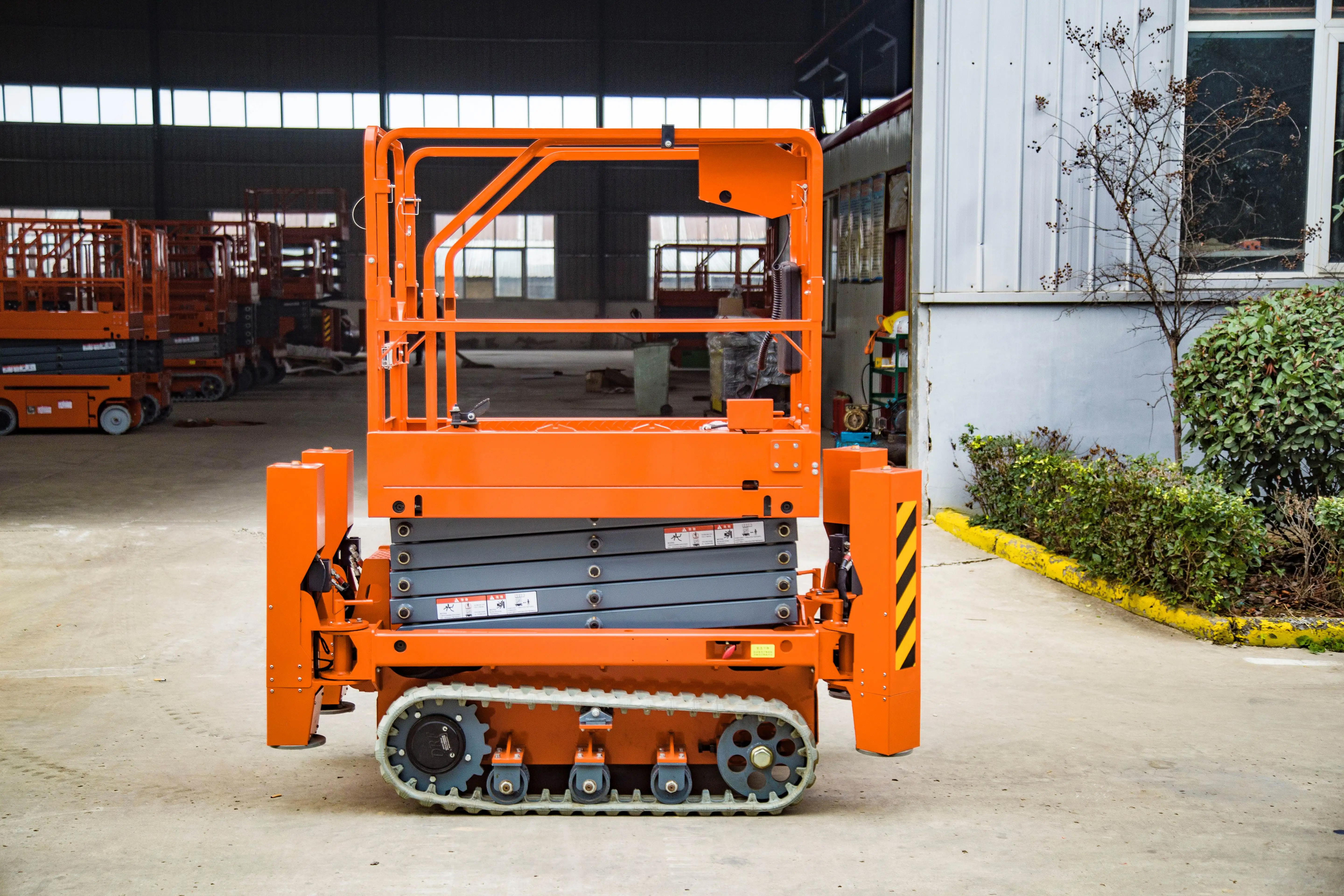 Super Discounts Self-Propelled Track Lift Mobile Hydraulic Electric Scaffold Work Crawler Lifting Platform for Rough Terrain