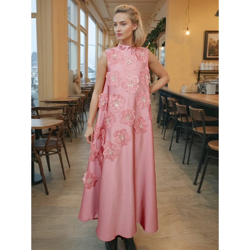 ชุดเดรสยาวลำลองสีชมพู แขนกุด ผูกหลัง ดีไซน์ดอกไม้สามมิติ สไตล์ดาราแฟชั่น ปี 2025