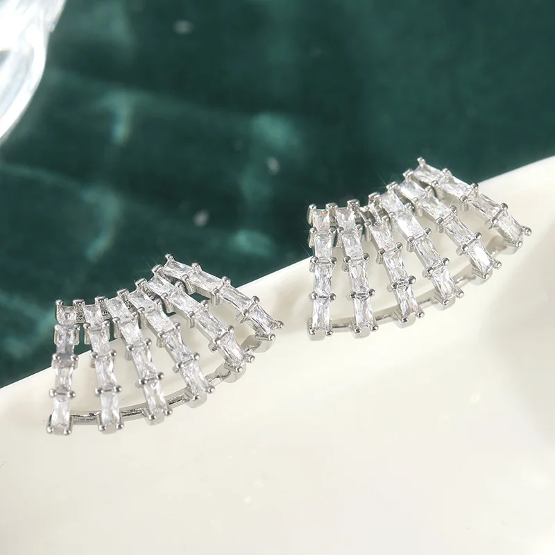 Luxuriöse Silberfarbene Weiße CZ-Ohrstecker für Damen Geometrische Verlobungs- und Party-Ohrringe – Detail 1