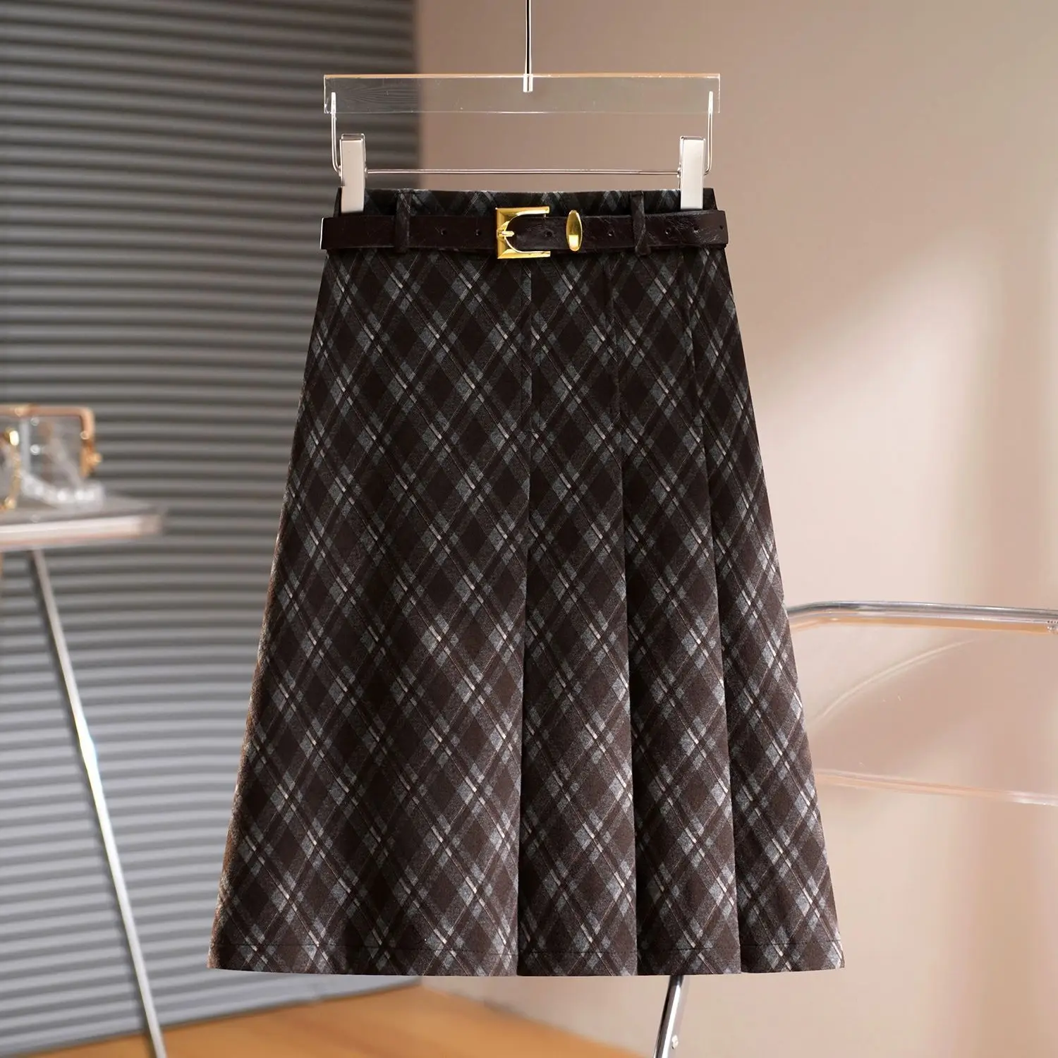 Super beautiful retro plaid skirt 2025 autumn and winter high waist and thin wool, this year's popular coffee pleated skirt
