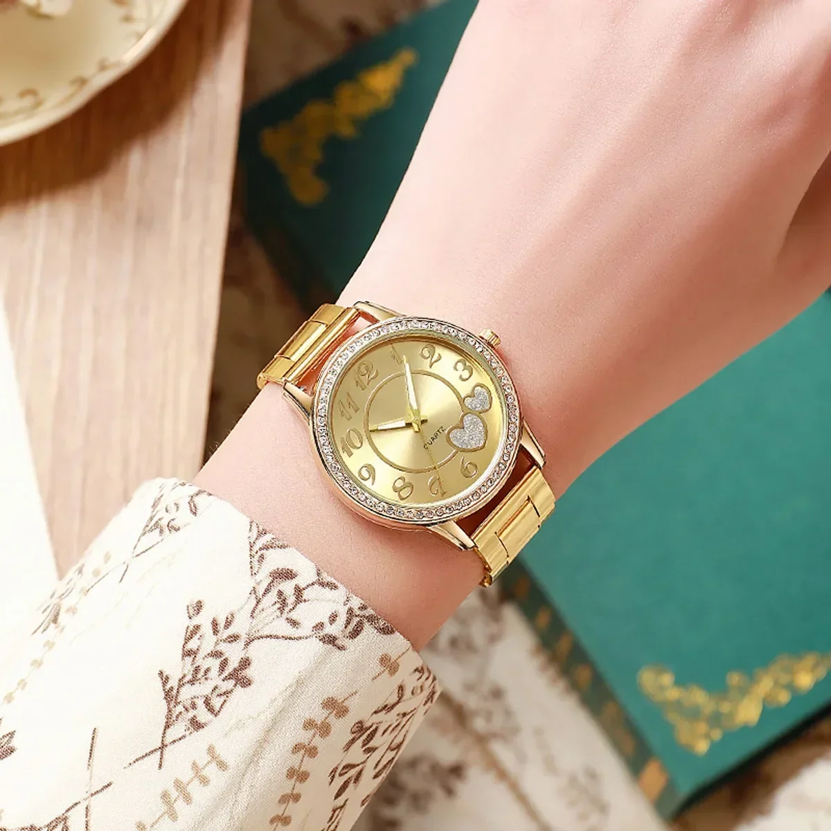 Inlaid rhinestone heart-shaped dial quartz watch, women's strap watch, exquisite dial, clothing accessories