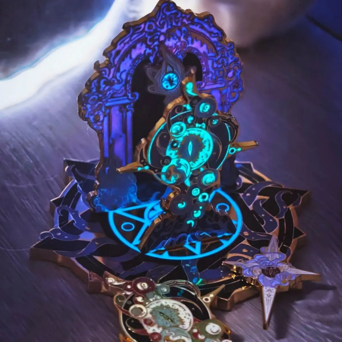 Décoration d'insigne d'émail de lueur en métal d'abri, Yogg Sotos, apparence élevée autour de Cthulhu, nouveau produit