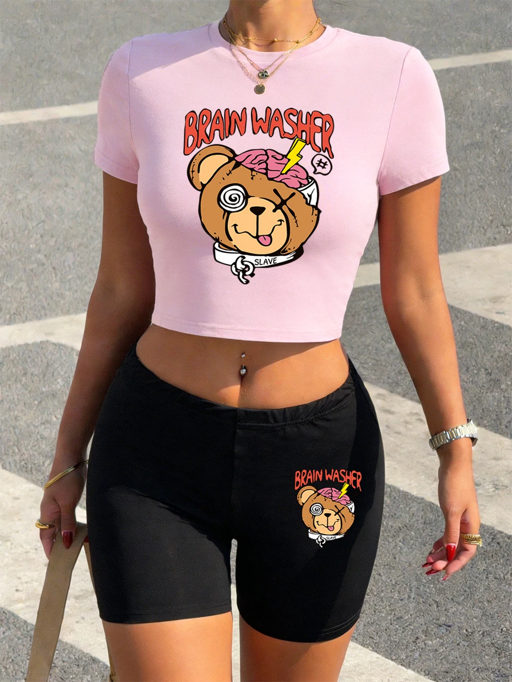 

Летний комплект из двух предметов: креативные укороченные футболки и шорты с принтом медведя, женский комплект из топа и брюк, облегающие, высокоэластичные, мягкие.