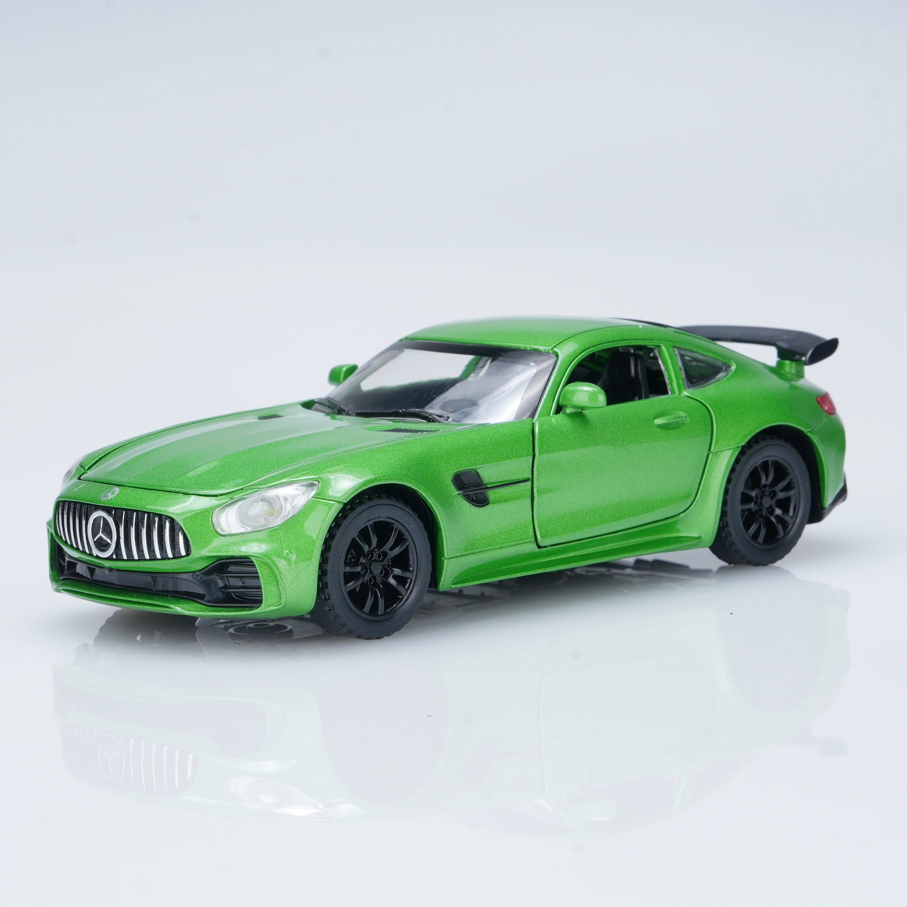 Grünes, vorgefertigtes Druckguss-Legierungsauto im Maßstab 1:32, geeignet für Druckgussautomodell-Enthusiasten, Desktop-Dekoration oder als Geschenk.