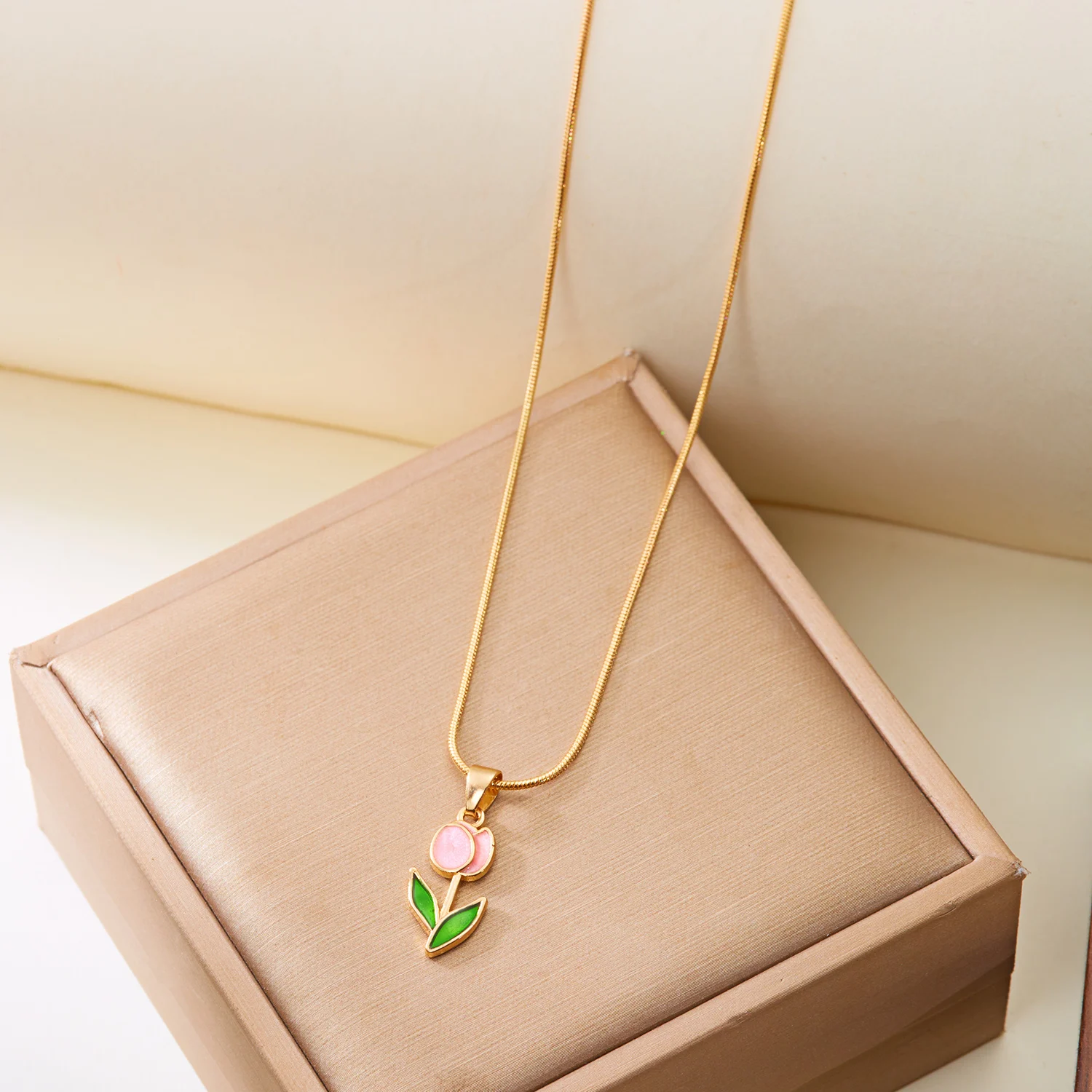 Bezaubernde Rosa Tulpen-Statement-Halskette für Frauen Zierliche Frühlings-Blumen-Anhänger-Halskette Party-Schmuck Accessoires – Detail 6