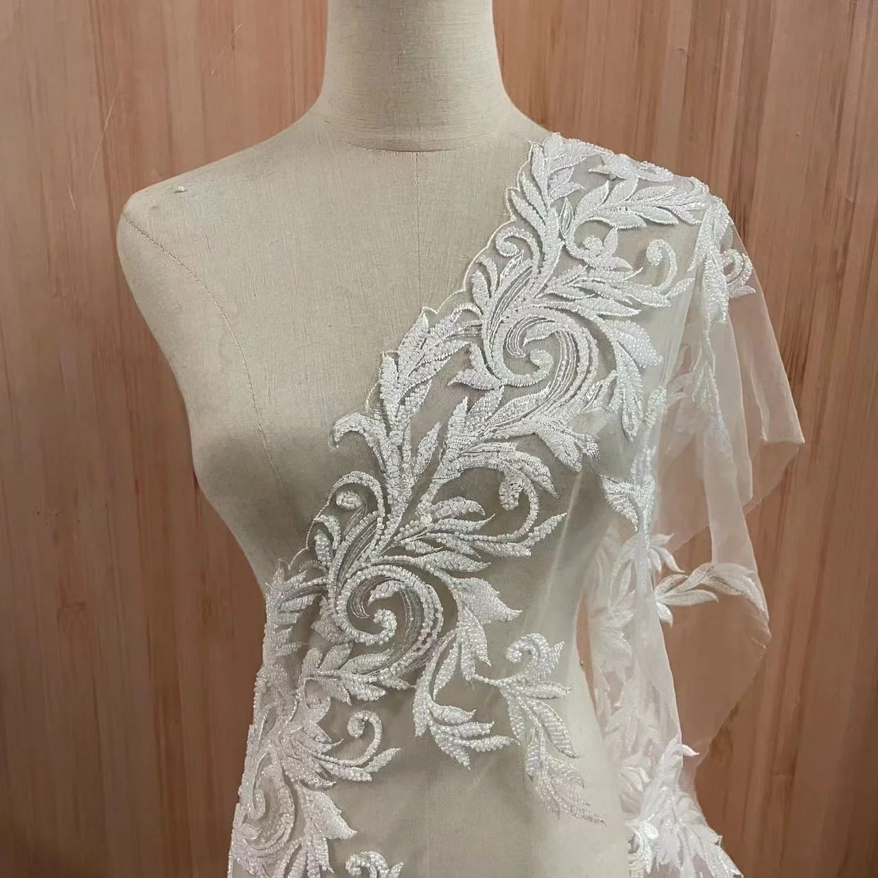 Finiture in pizzo ricamato con perline e paillettes con motivo applicato da sposa per tessuti per abiti da sposa
