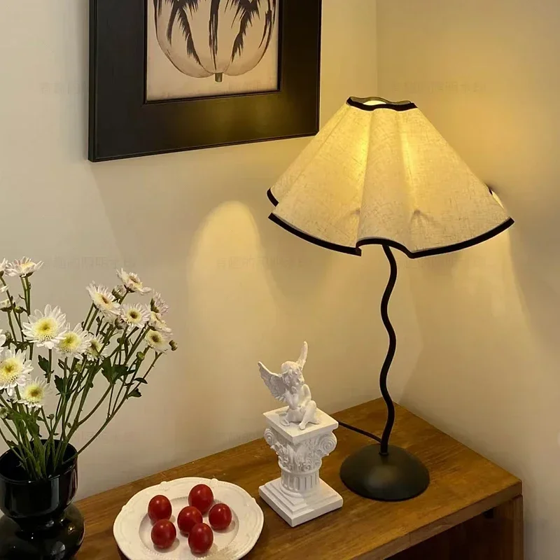 

Vintage Nordic Cozy LED Table Lamp Bedroom Living Room Bedside Retro Bar Coffee Dining Desktop Decoration Night Light Desk Lamps