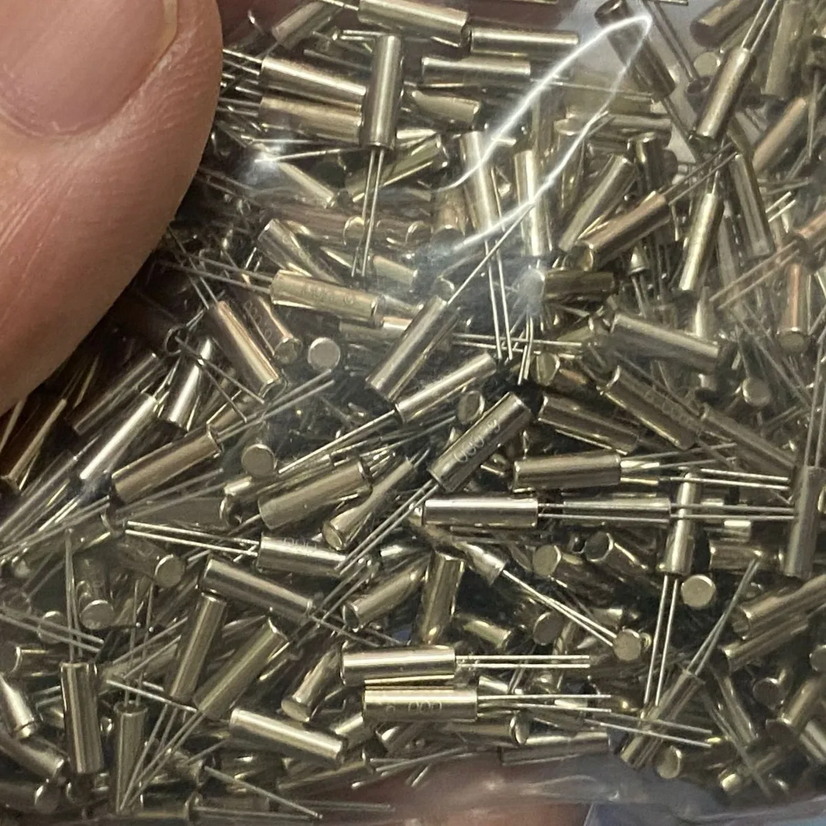 

Cylindrical 2*6mm 6M direct insertion passive crystal oscillator 6.000M 206 6MHZ 6.000MHZ