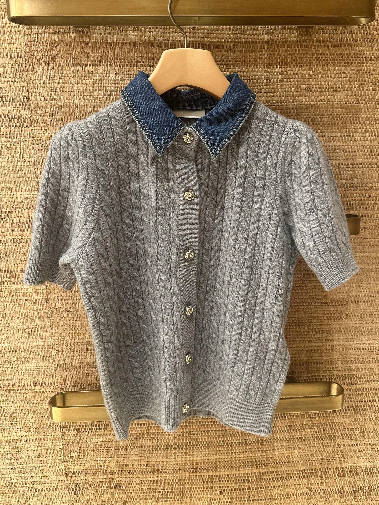 

Женский вязаный кардиган S Home South Oil High End с джинсовым воротником, открытый, с дизайнерскими вставками, простой крой, стандартная посадка