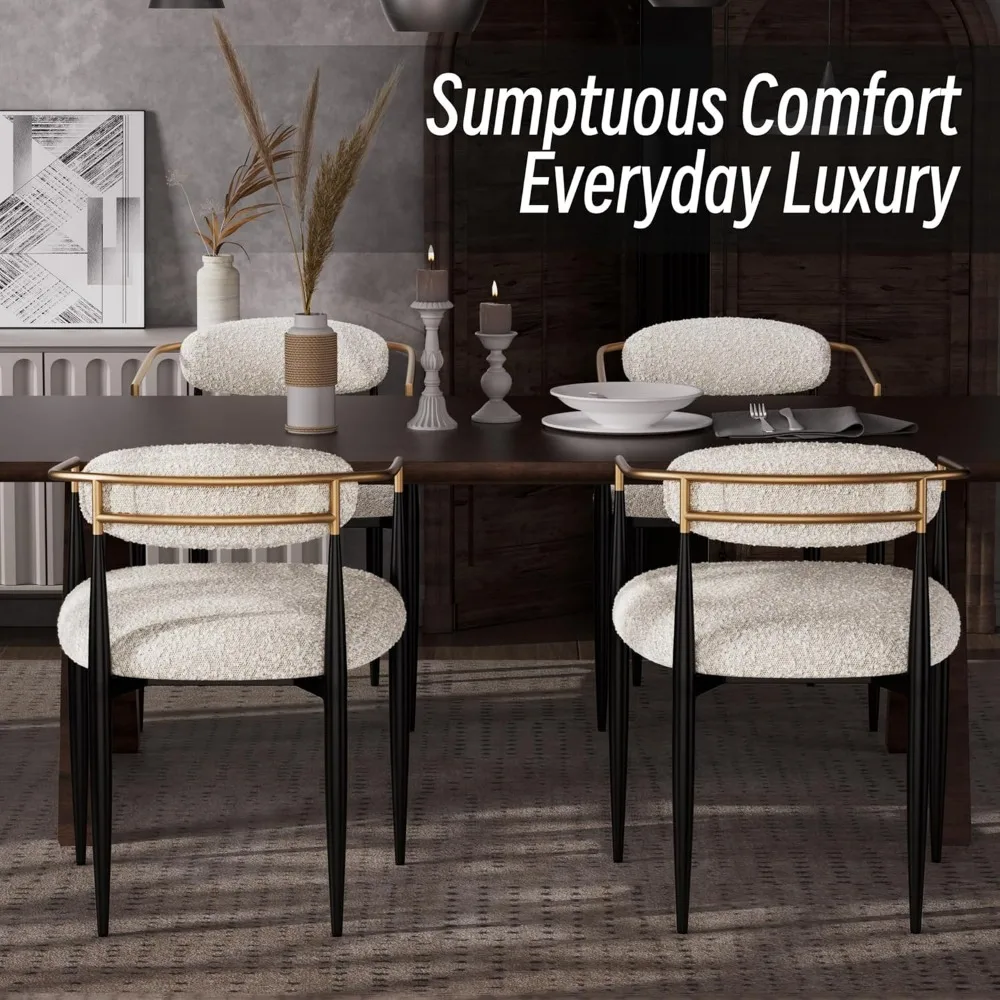 زوج من كراسي تناول الطعام المنجدة الحديثة مع مساند للذراعين ذهبية وأرجل معدنية سوداء، مثالية للجلوس المميز