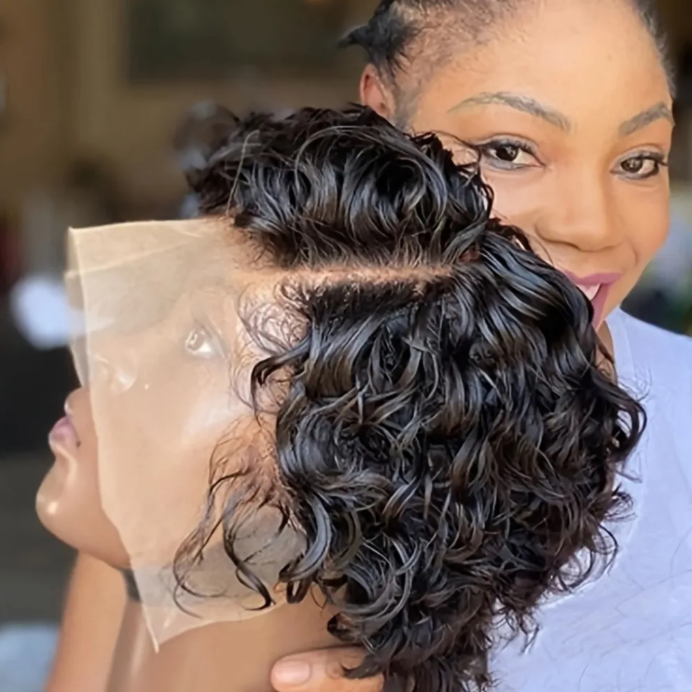 

Элегантный парик с кудрями Джерри и стрижкой пикси для женщин | Плотность 150%, кружевная передняя часть 13x4 с боковым пробором, натуральный волнистый стиль, универсальный.