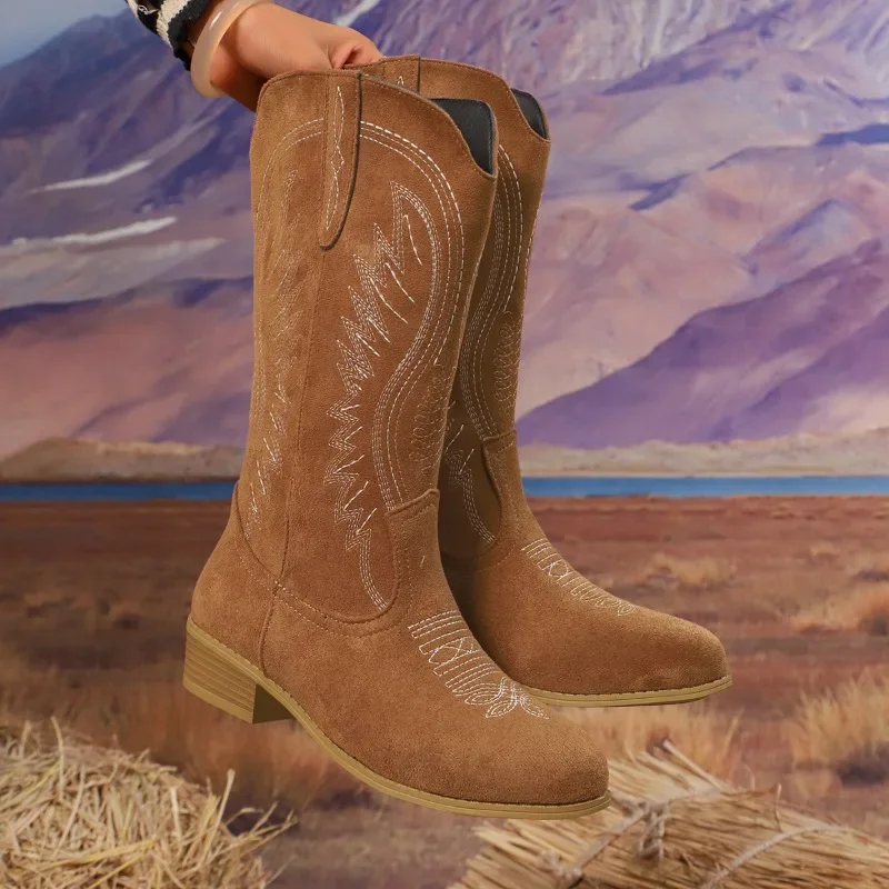 Western bestickte Ritterstiefel Winter Damen Retro-Stil Roung Head Dicker Absatz V-Mid Wadenstiefel Neuer heißer Verkauf von Damenschuhen