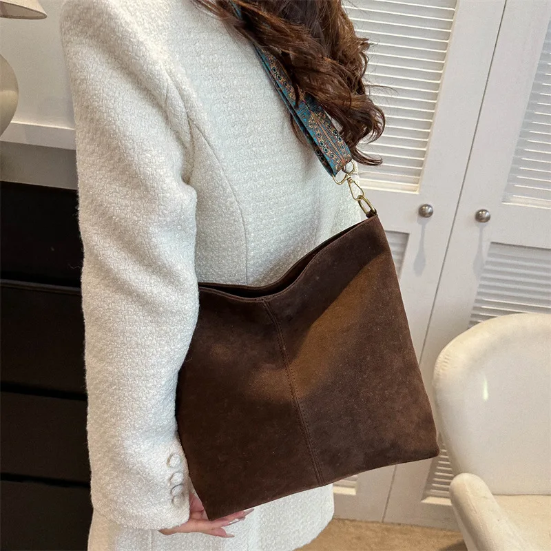 

French Commuter Shoulder Bag Women's Fashion Popular High End Shoulder Bag Strap Suede Wide Shoulder Strap High End Retro