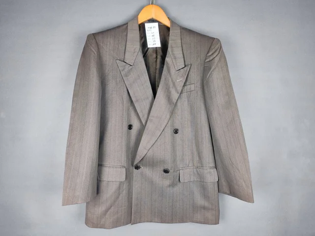 

Our men's suit jacket combines modern trends with timeless appeal. Stand out in any crowd 5742