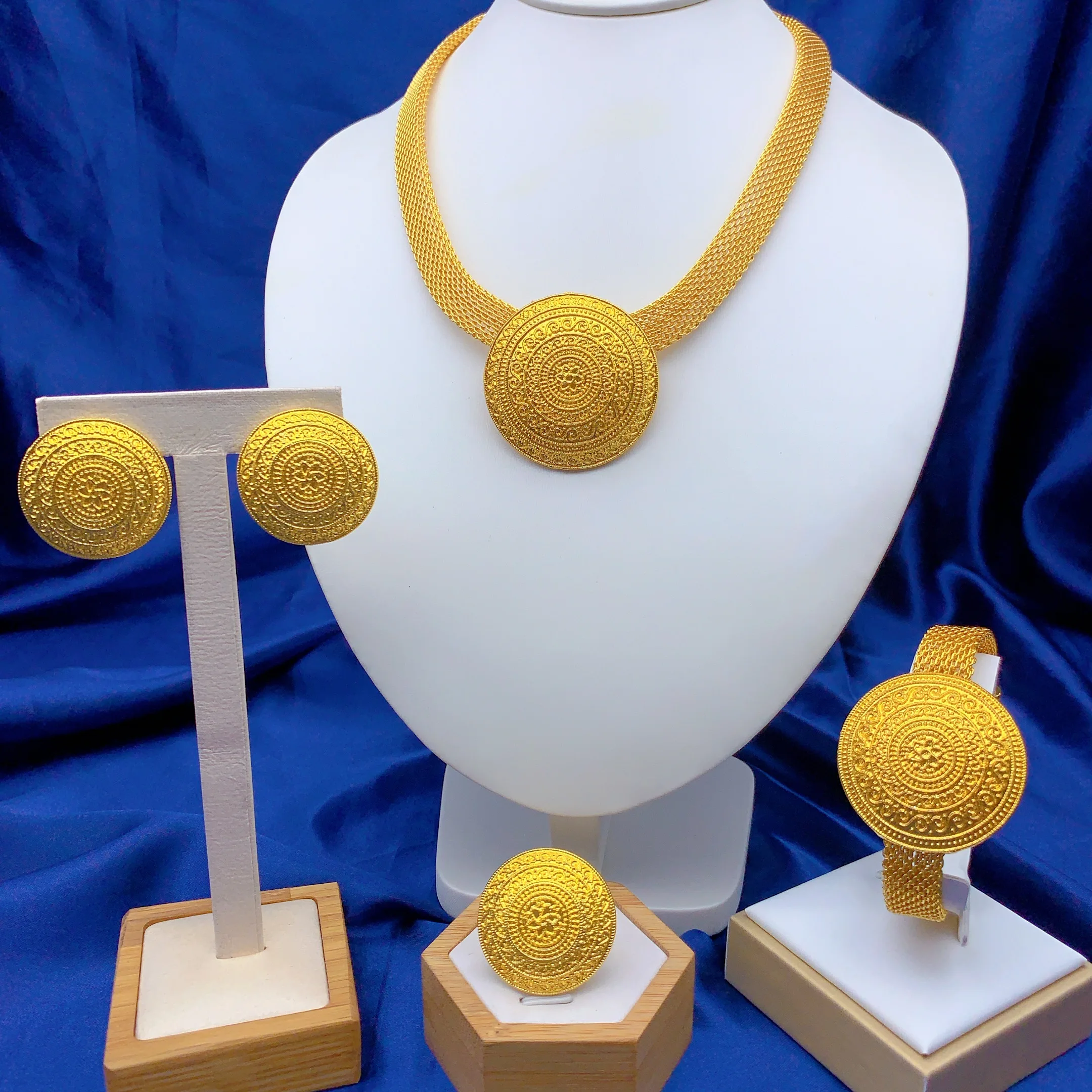 Conjunto de Joias Banhadas a Ouro 24K Dubai com Pingente Redondo para Mulheres: Colar, Brincos, Pulseira e Anel – Presentes Africanos para Casamento e Festas