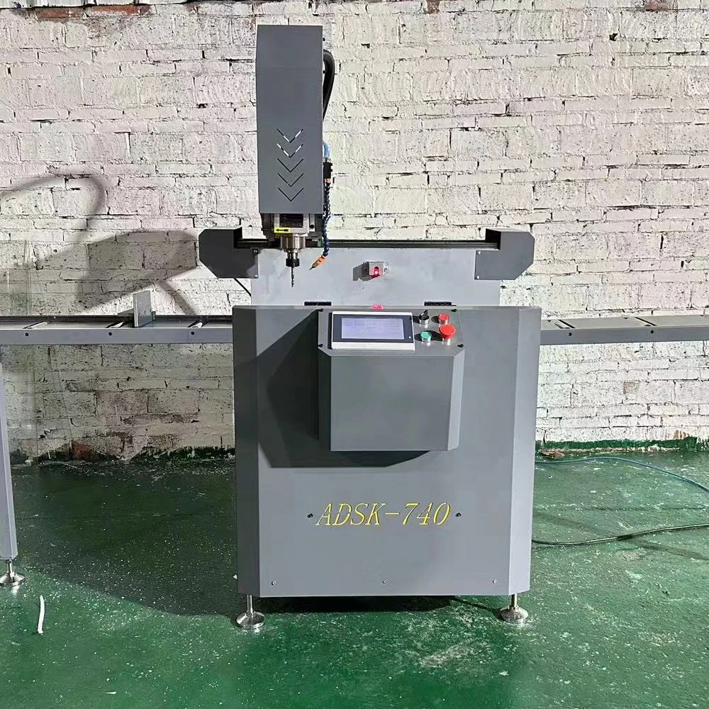 CNC-Multifunktionsfräsmaschine mit Flip-Funktion. CNC-integrierte vertikale Hubplattform. Positionierung eines Ein-Knopf-Starts