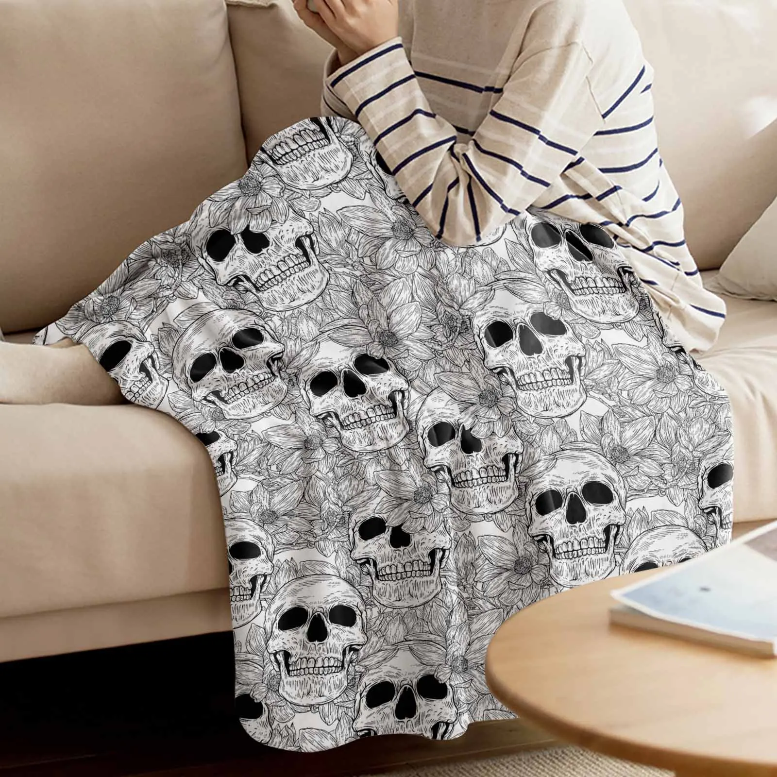 

Halloween Skull Flower Hand-Painted Throw Blanket for Sofa Warm Microfiber Flannel Blanket Bedroom Decor Blankets for Beds