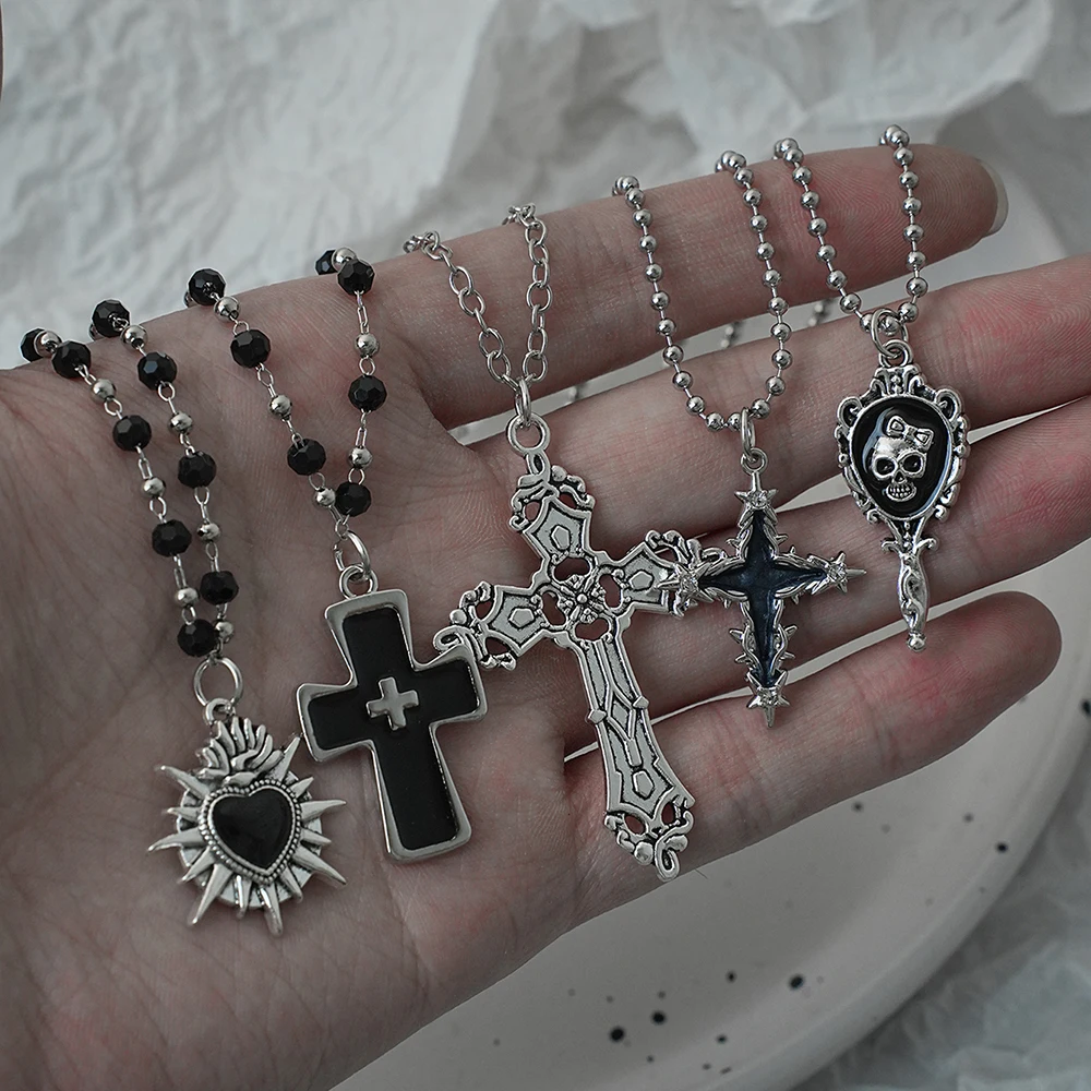 

Набор ожерелья с подвеской в готическом темном стиле с металлическим крестом и черепом любви, персонализированное ожерелье Y2K с черными бусинами в форме креста с шипами, Suitab