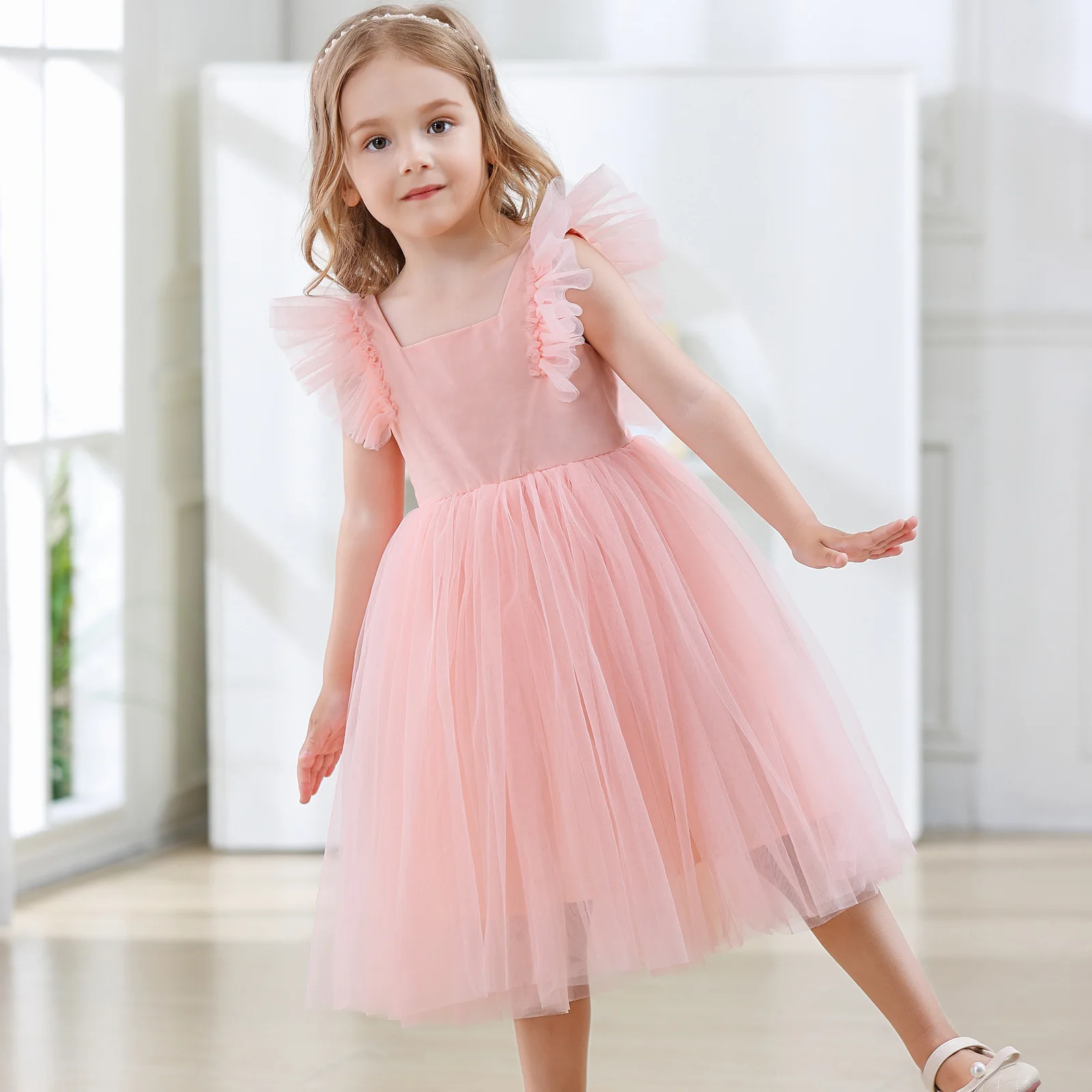 

A stylish summer short-sleeved dress for girls new backless bow princess dress and a little girl's mesh dress