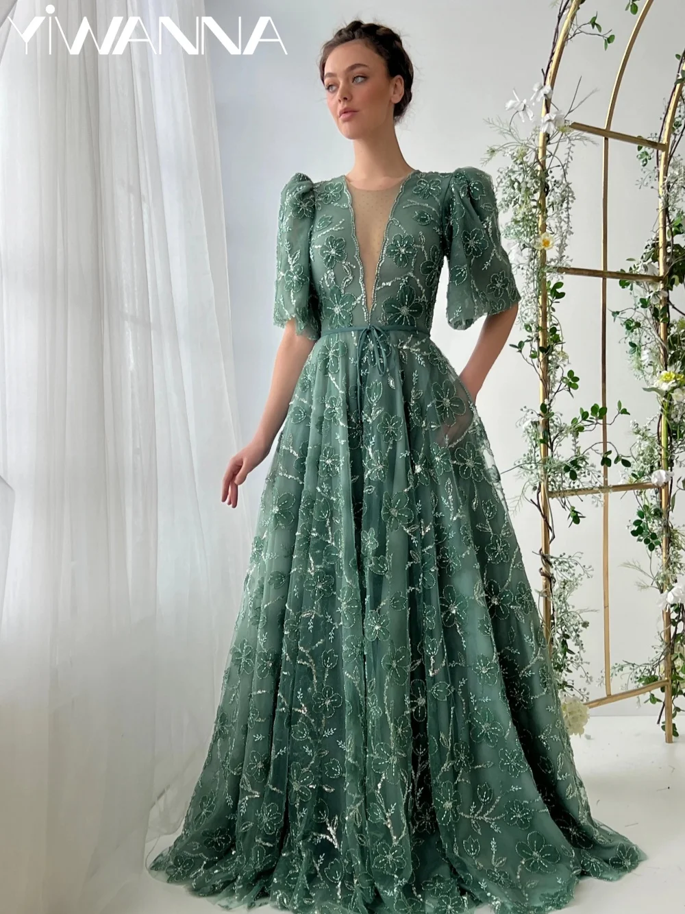 Luxury Embroidered Appliques Evening Dress Illusion Deep Vneck A-line Long Wedding Party Gown Customzied Dreamy Gowns For Women