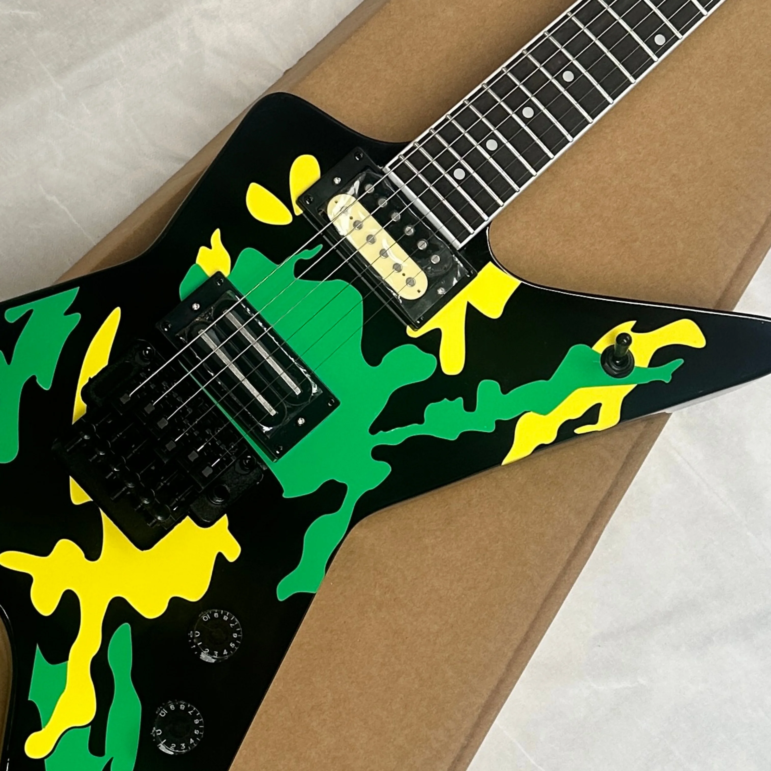 Classic 6-string camouflage electric guitar, tremolo system and rosewood fingerboard guitars, uniquely painted electric guitarra view 3