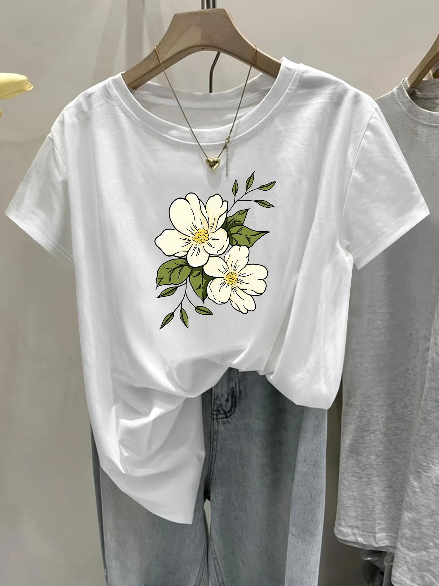 

Stylish White Rose Letter Print T-Shirt for Women Round Neck Sleeve Top Perfect Casual Attire Ladies T Shirts Aesthetic Clothes