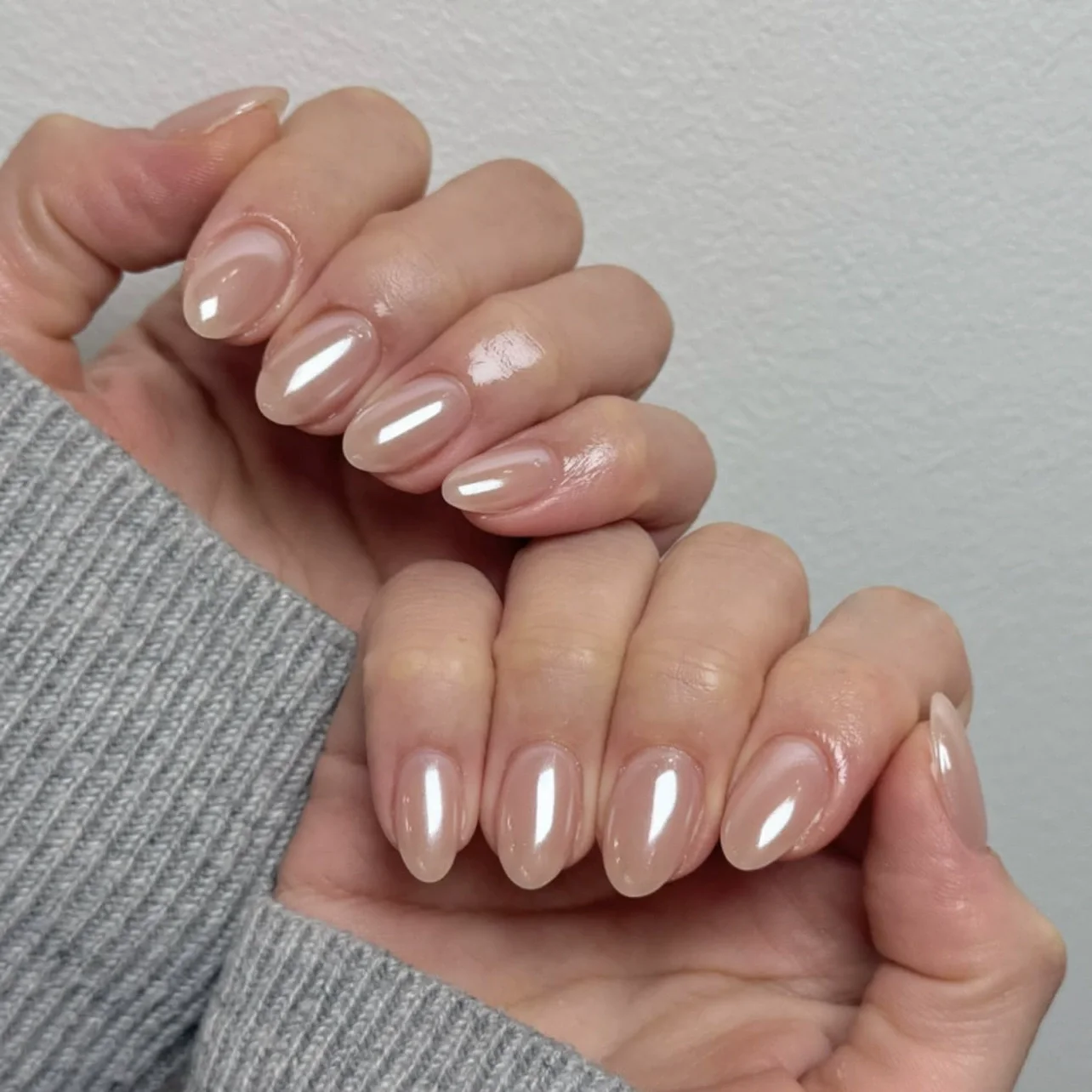 24Pcs Simple Nude Pink Solid Nail Art Set with Jelly Glue Short Oval Fake Nails Aurora Flash Almond Sweet Wearable Nail Stickers
