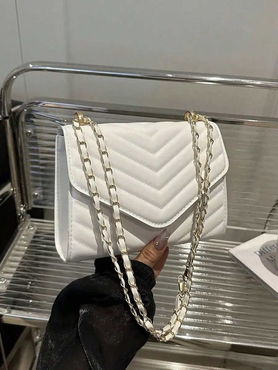 

Белая стеганая сумка-клатч с золотистой цепочкой-ремешком