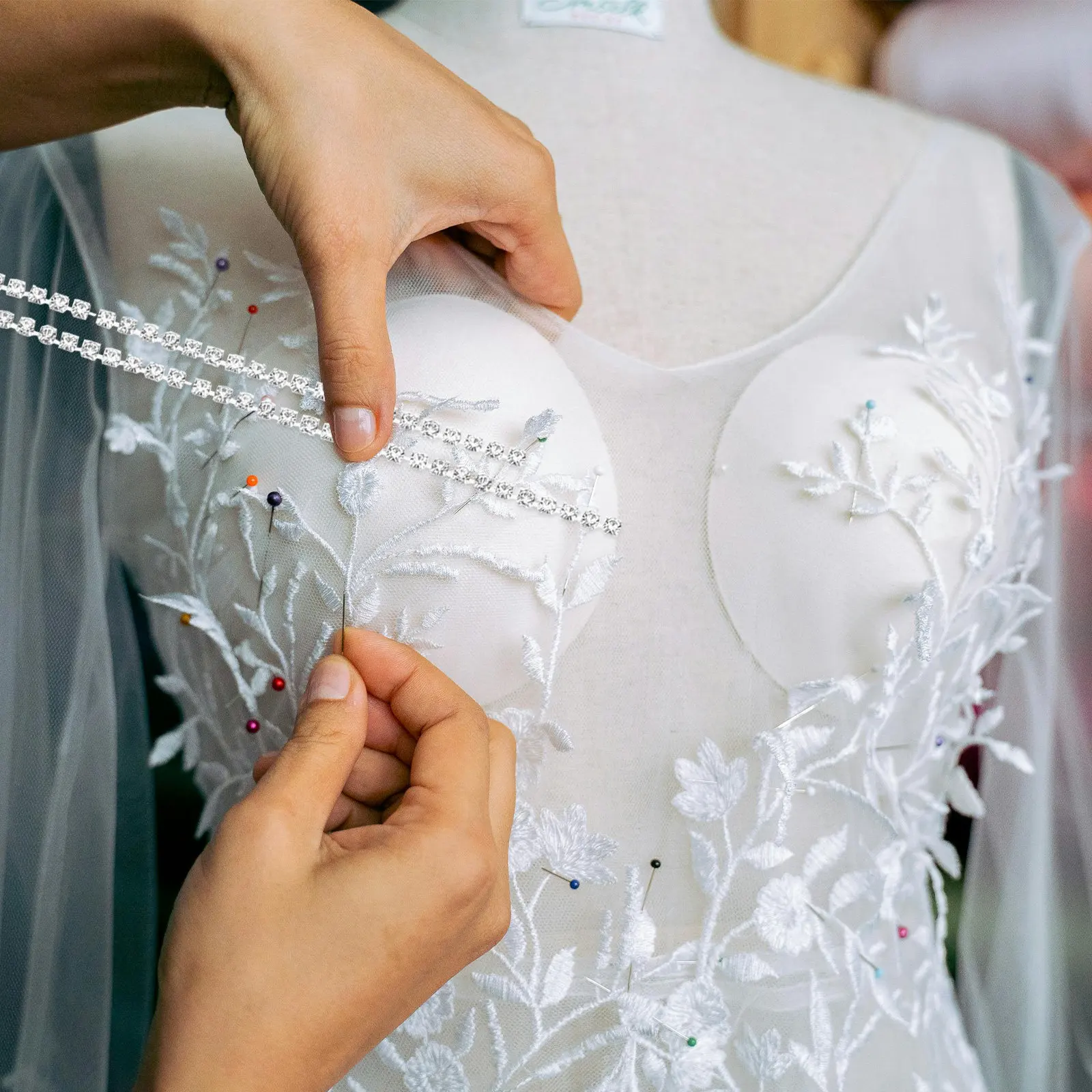 

Цепочка из стразов с серебряными зажимами для украшений, рукоделия, шитья, декора, свадебных туфель, одежды, DIY