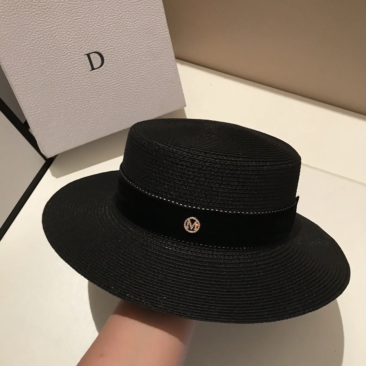 Summer minimalist black and white wide brimmed sun shading straw hat, fashionable new flat top hat, personalized jazz hat