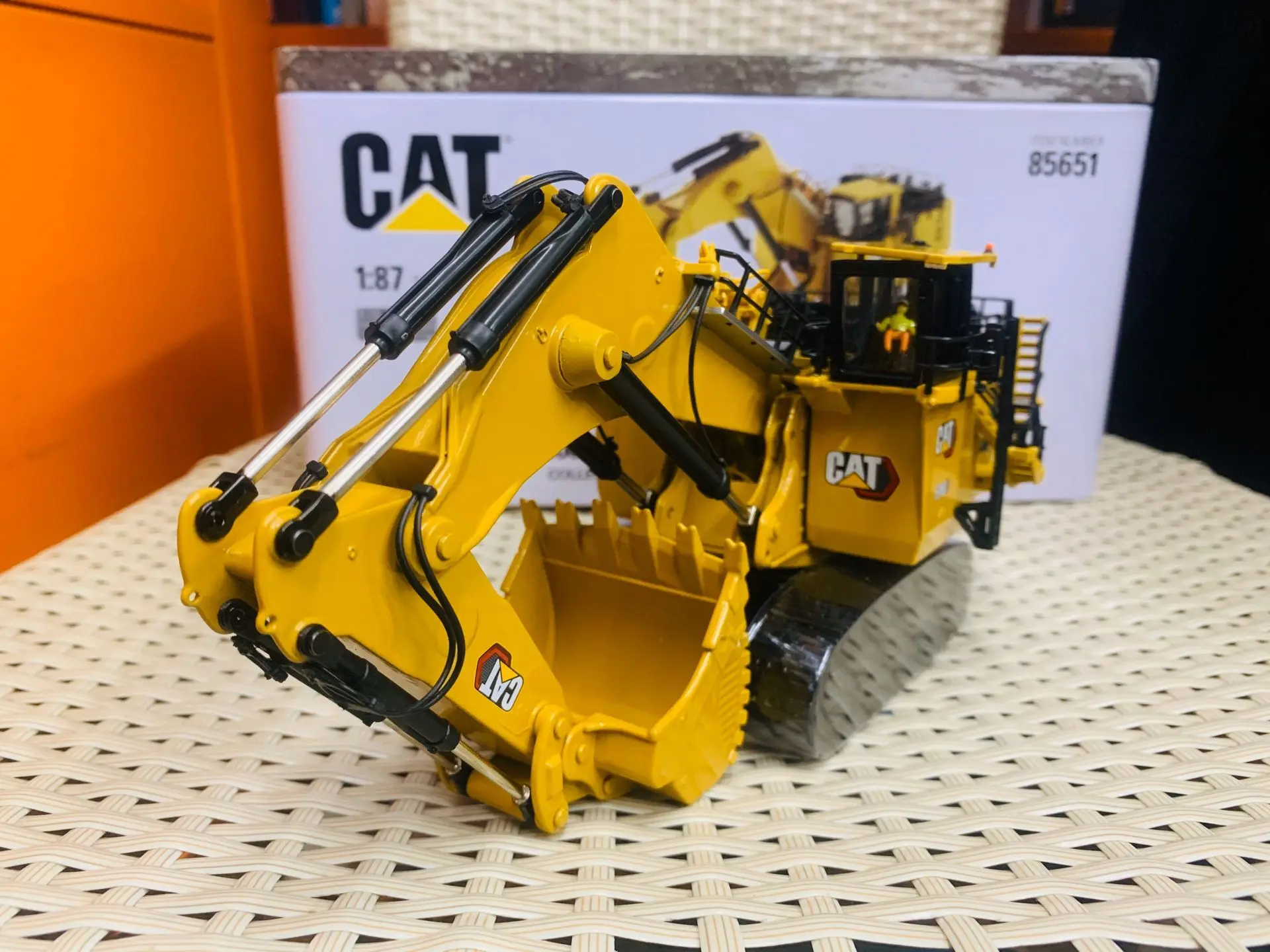 6060 Hydraulic Mining Shovel 1/87 By Diecast Masters DM85651