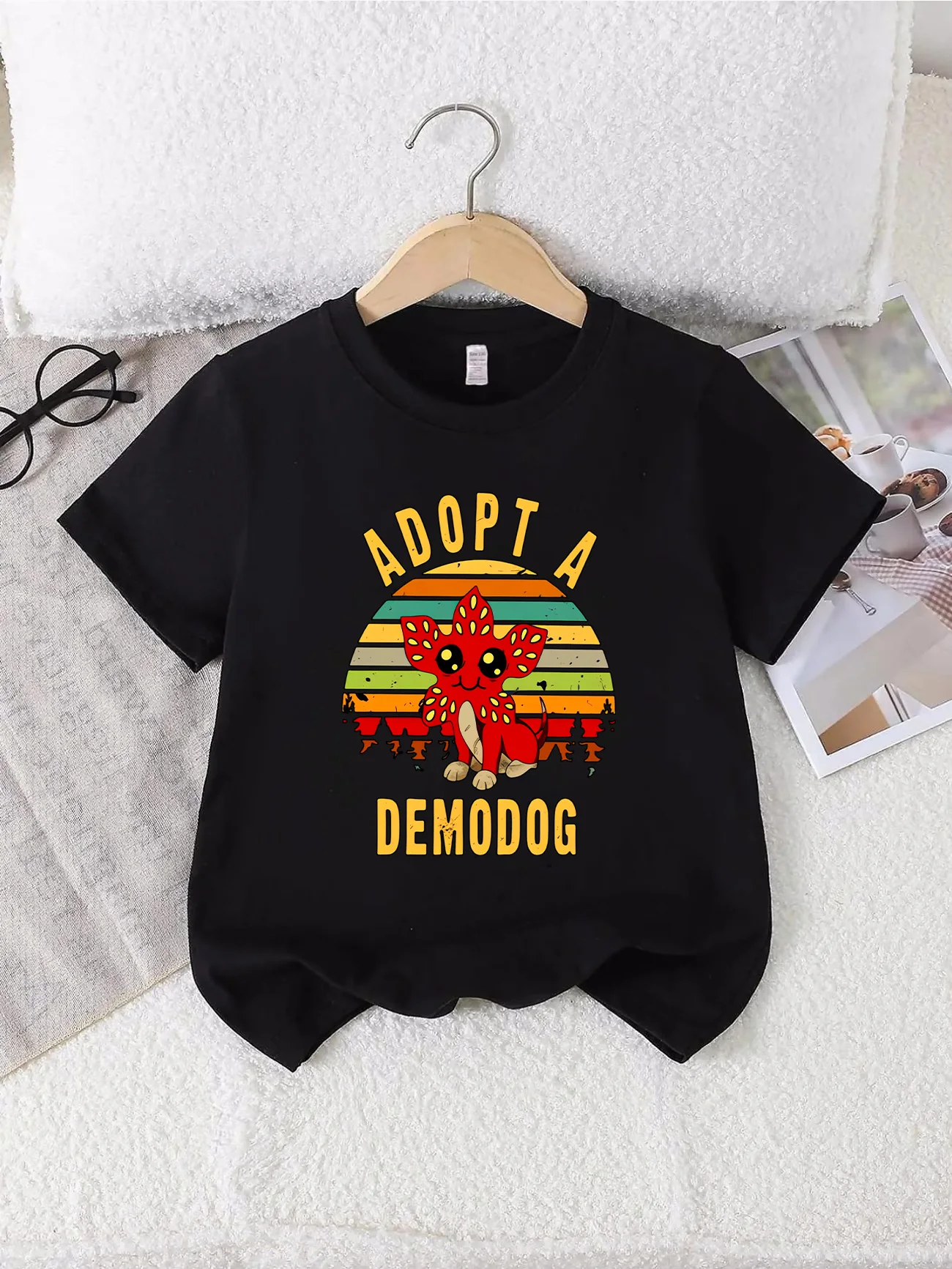 

Кто сможет устоять перед милой версией Демодога Летняя черная рубашка с короткими рукавами для мальчиков в повседневном стиле.