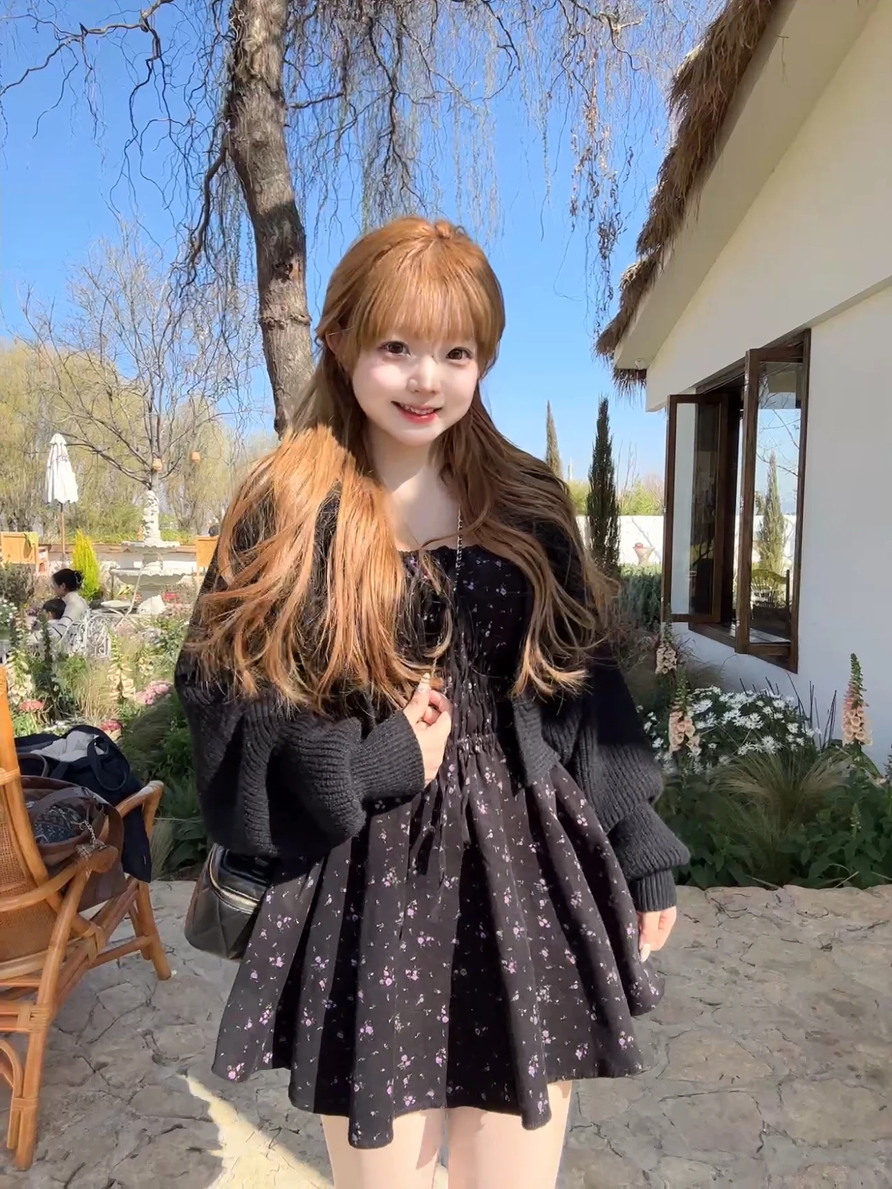 

Оригинальный дизайн, черное бархатное платье А-силуэта с цветочным принтом, с высокой талией, для женщин, для повседневной носки, с коротким рукавом и круглым вырезом