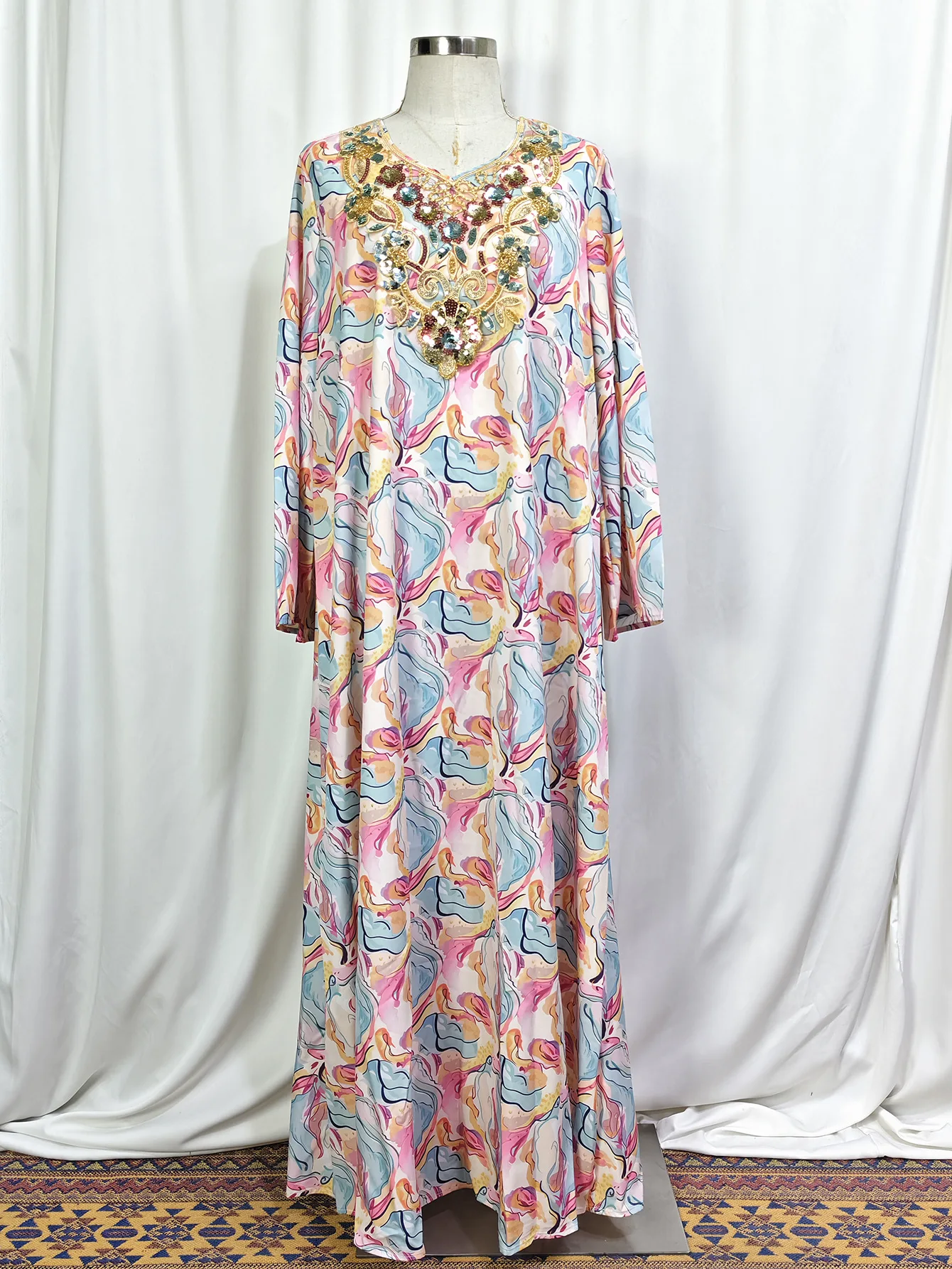 

Мусульманские модные платья, женские мусульманские платья с блестками и вышивкой, V-образным вырезом, расклешенными рукавами, свободное платье с принтом, платье-халат на Ближнем Востоке