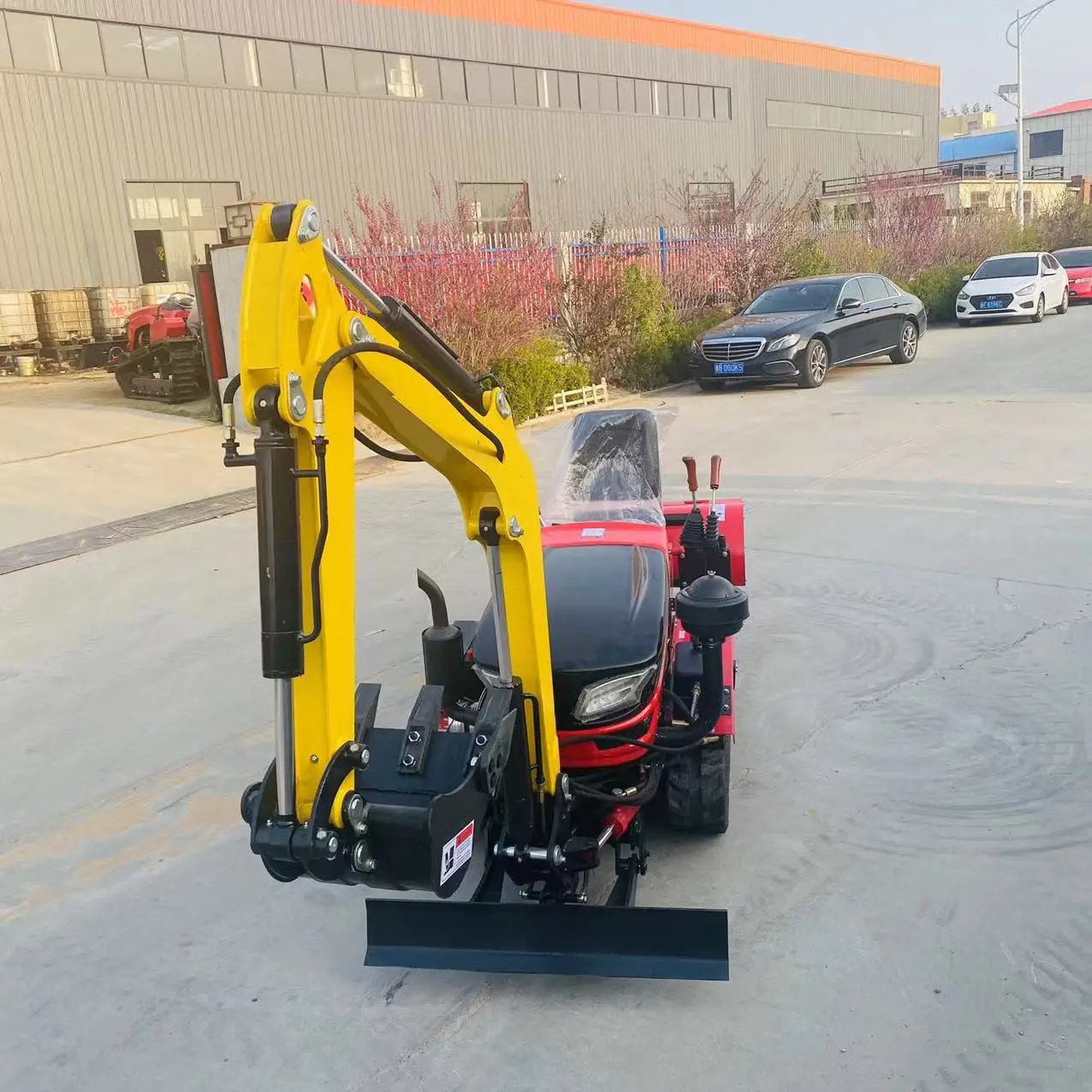 Customized Agricultural Mini Cultivator Tiller 22HP Crawler Tractor Multi-Functional with Excavator for Field Operations