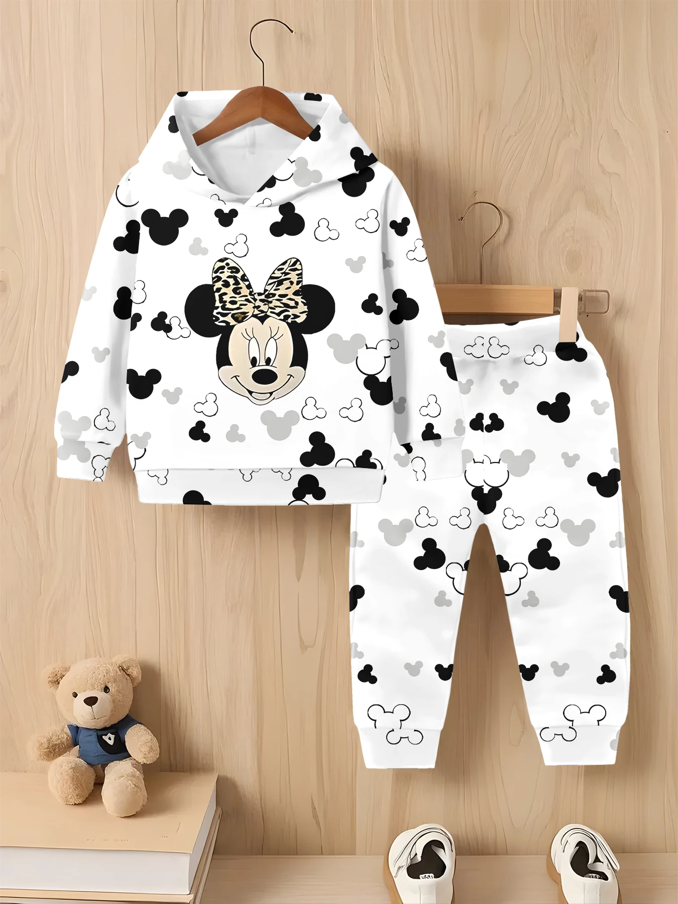 

Модный комплект с принтом Микки Мауса, брендовая толстовка с капюшоном и спортивные штаны для мальчиков, комплект из двух предметов, весенне-осенняя детская одежда в мультяшном стиле