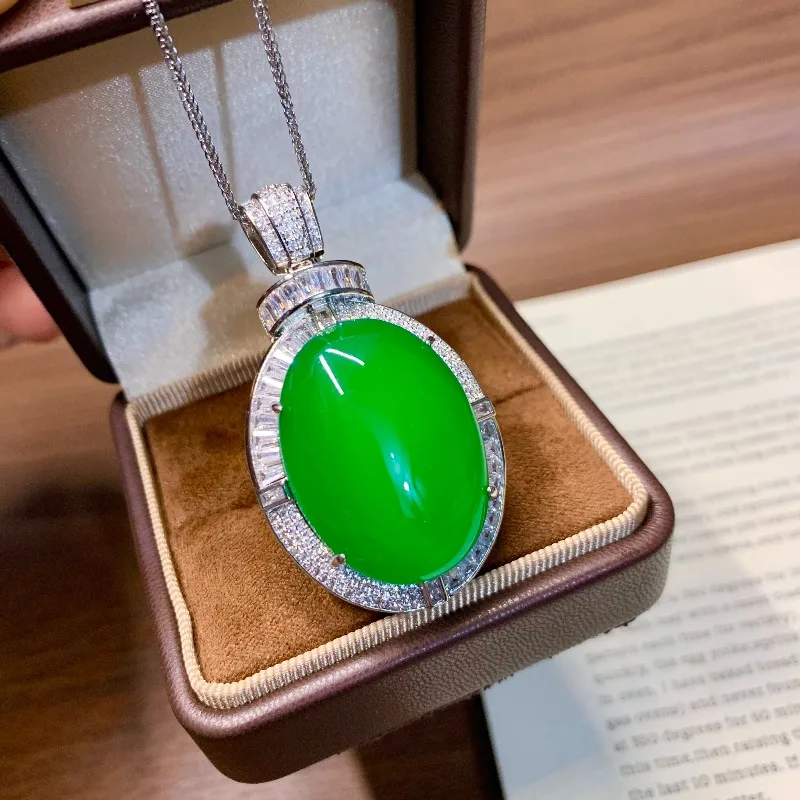 Ice-moistened Chalcedony Pigeon Egg Pendant, Full Atmosphere, Pure Color Necklace