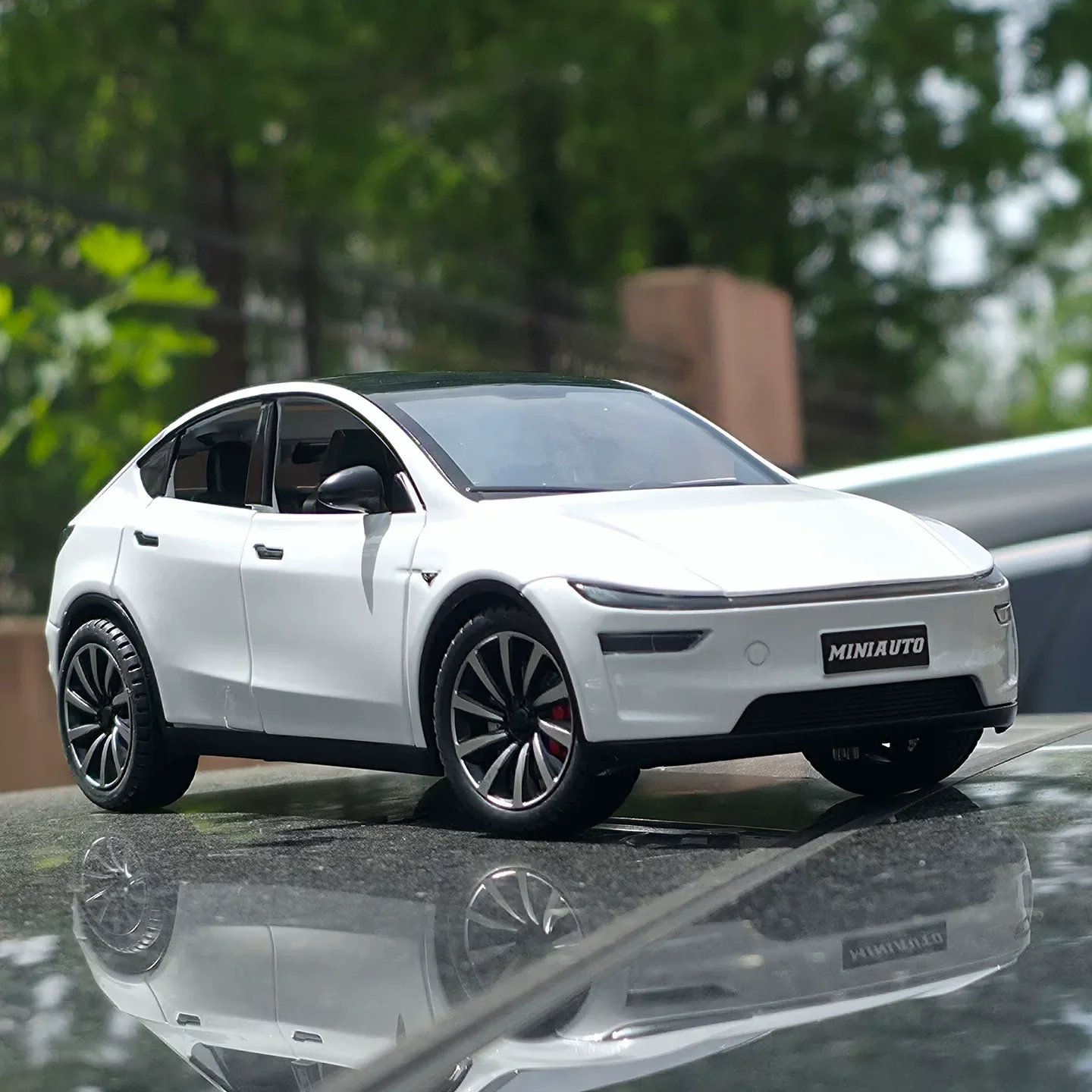

1:24 Model Y Car Model Alloy Toys Models Car Simulation With Sound Light Pull Back Function Collection Boys Toy Gifts