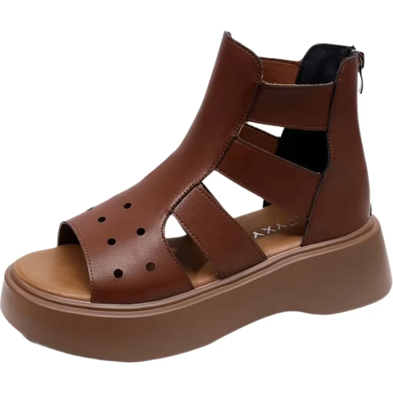 

Женские кожаные сандалии с открытым носком, новые летние ботинки на толстой подошве на танкетке, легкие повседневные крутые ботинки на молнии с высоким берцем