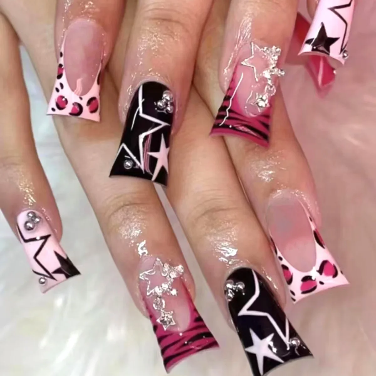 

24PCS 3D Bowknot Diamonds Duckbill Fake Nails Black White Stripes French False Nail for Women Fashionable Wearable Press On