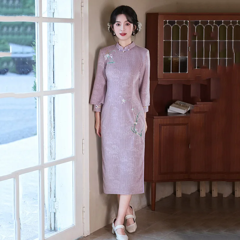 فستان تشيباو المطرز الجديد على الطراز الصيني الشاب شيونغسام للنساء لخريف وشتاء 2025