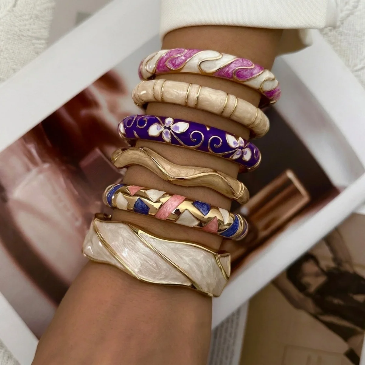 Retro-Ethno-Armband in Lila, Rosa und Weiß mit Emaille-Einsätzen für Damen und Herren, Geometrischer Statement-Armreif mit Blumenmuster – Detail 18