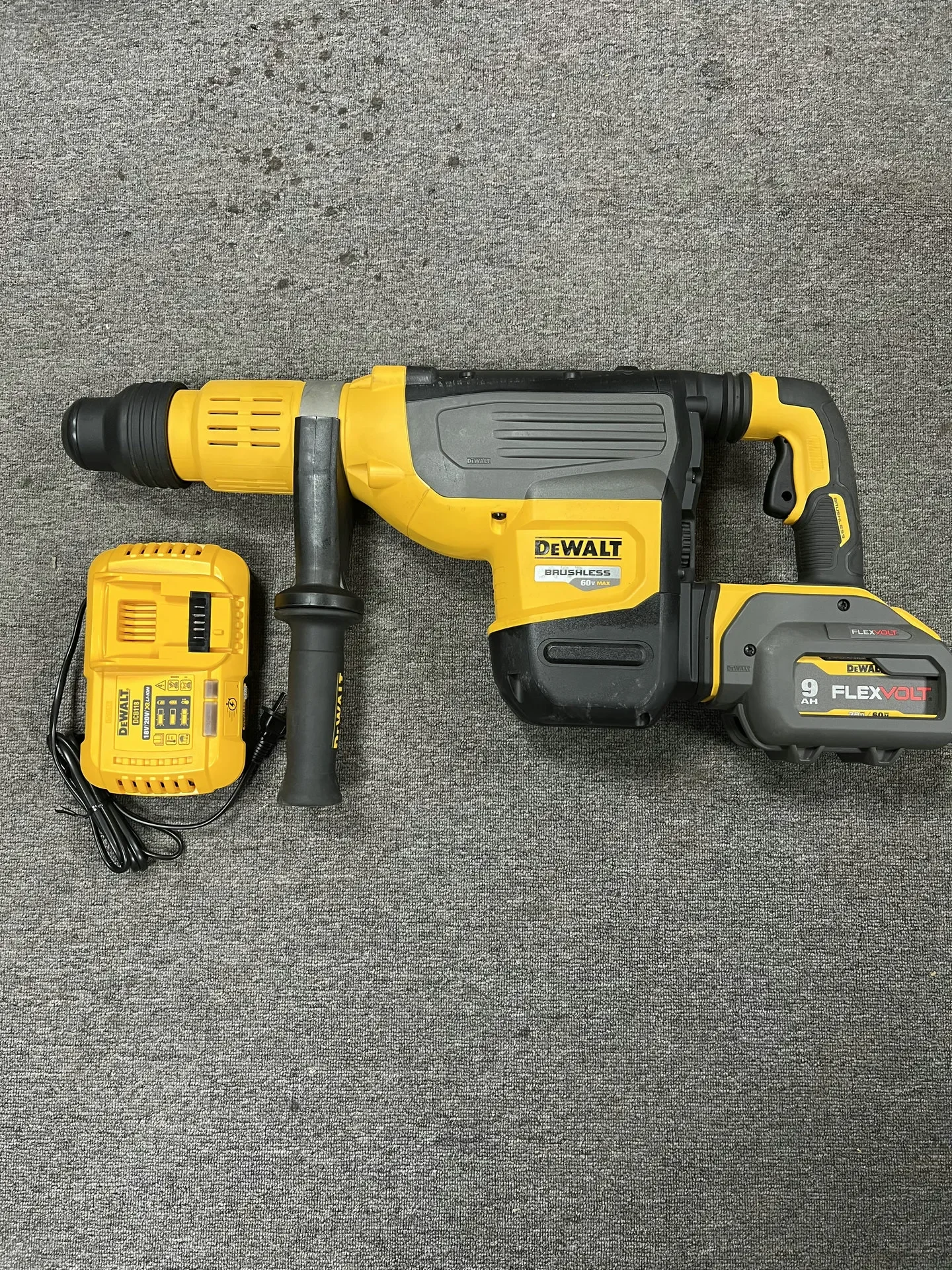 DeWalt DCH733X1 FLEXVOLT 60V MAX 1-7/8? SDS MAX Rotary Hammer Set 9.0AH Minor scratches  DCH733-DCB609-DCB118