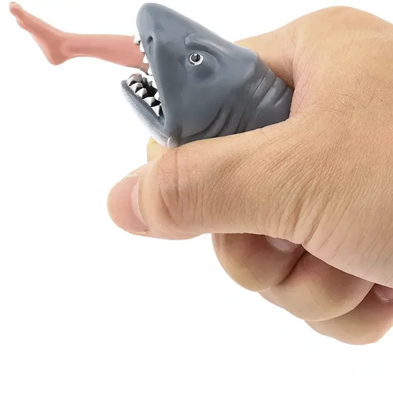 Interessant homme mangeant requin presser jambe mangeant jouet terrifiant grande bouche animal farce humoristique soulager le stress anti-stress enfants