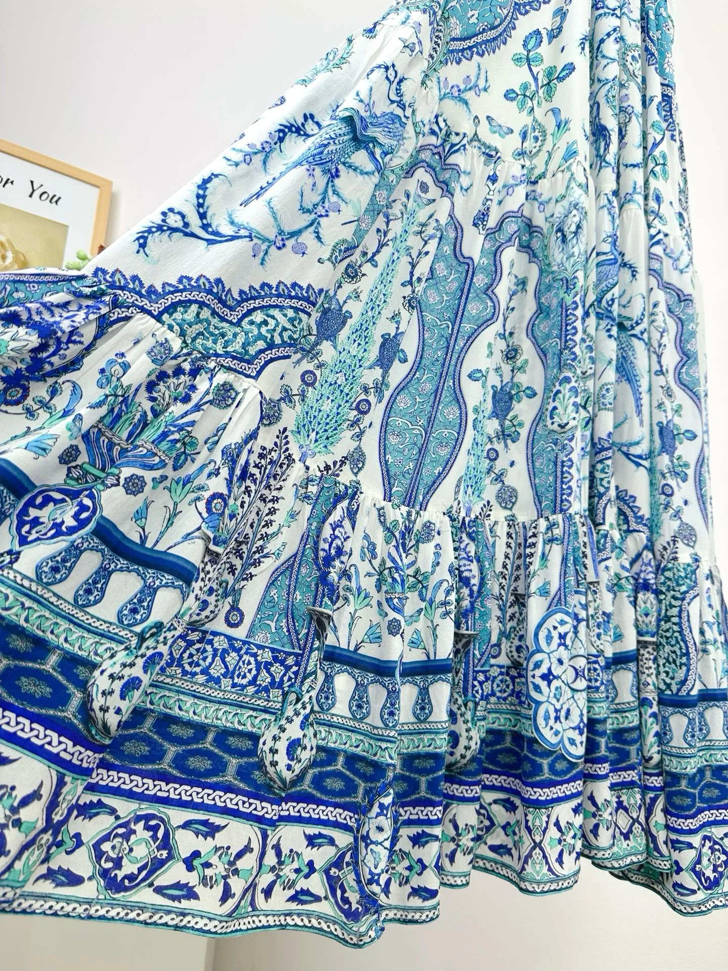 여성 섹시 스트랩리스 블루 플라워 프린트 크리스탈 비즈 장식 컷아웃 허리 홀리데이 웨어 맥시 롱 100% 실크 드레스