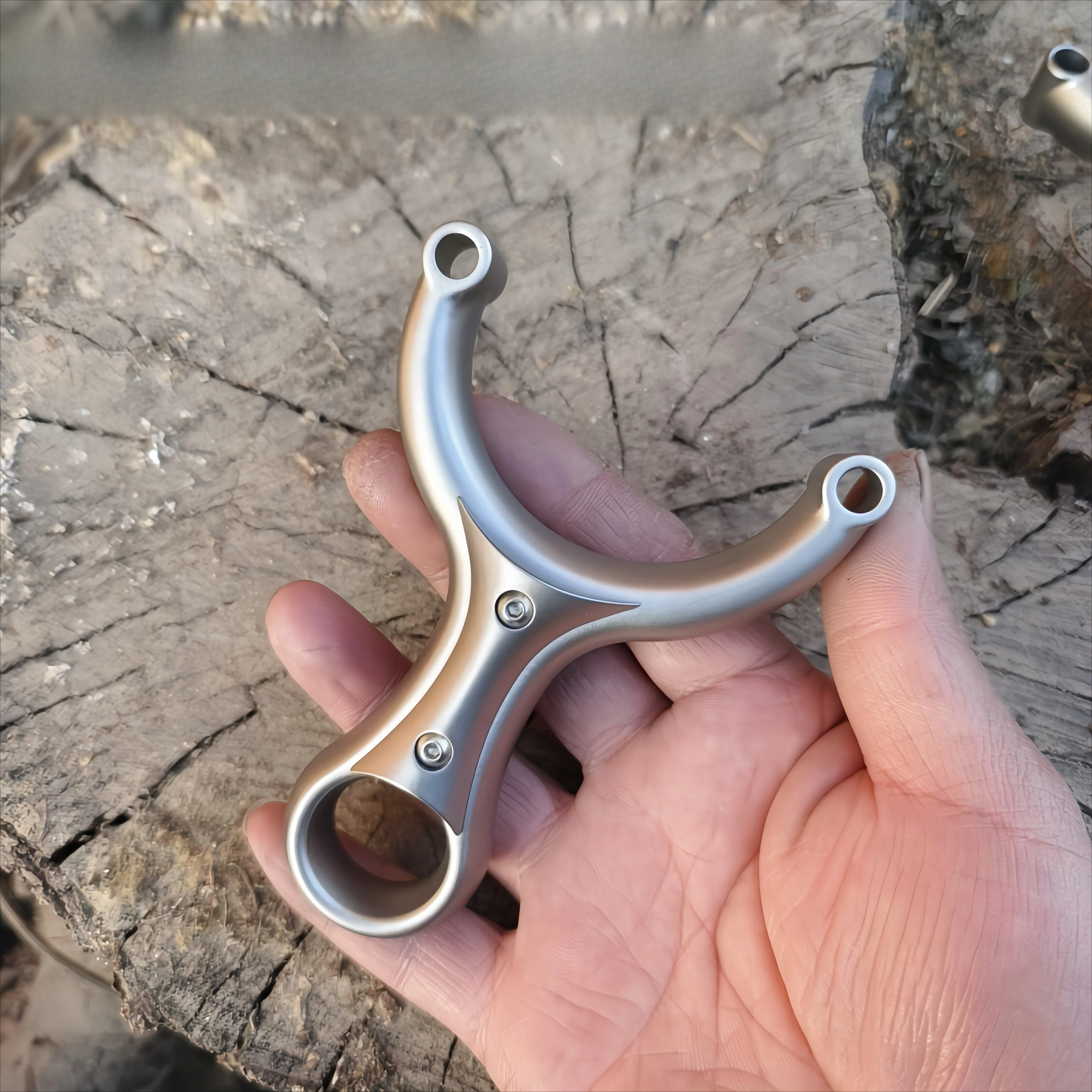 

High Quality Titanium Alloy Die-casting Slingshot Laser Engraving Cool Slingshot Hunting and Shooting Professional Slingshot