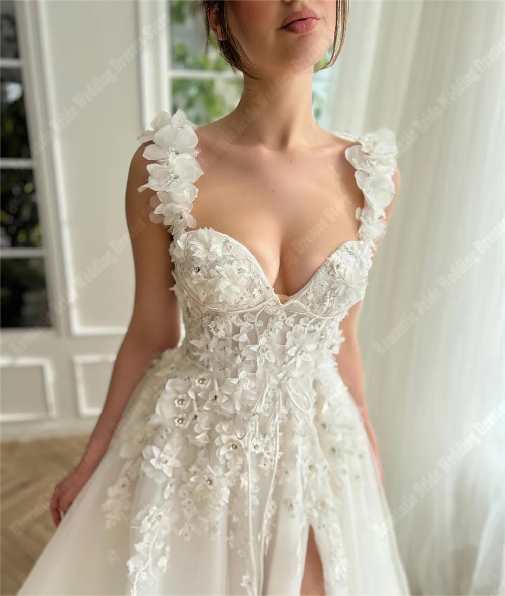 Vestido de novia con tirantes para el hombro y flores, traje sin mangas con escote en forma de corazón, longitud de fregado de dobladillo esponjoso, tul brillante, novedad